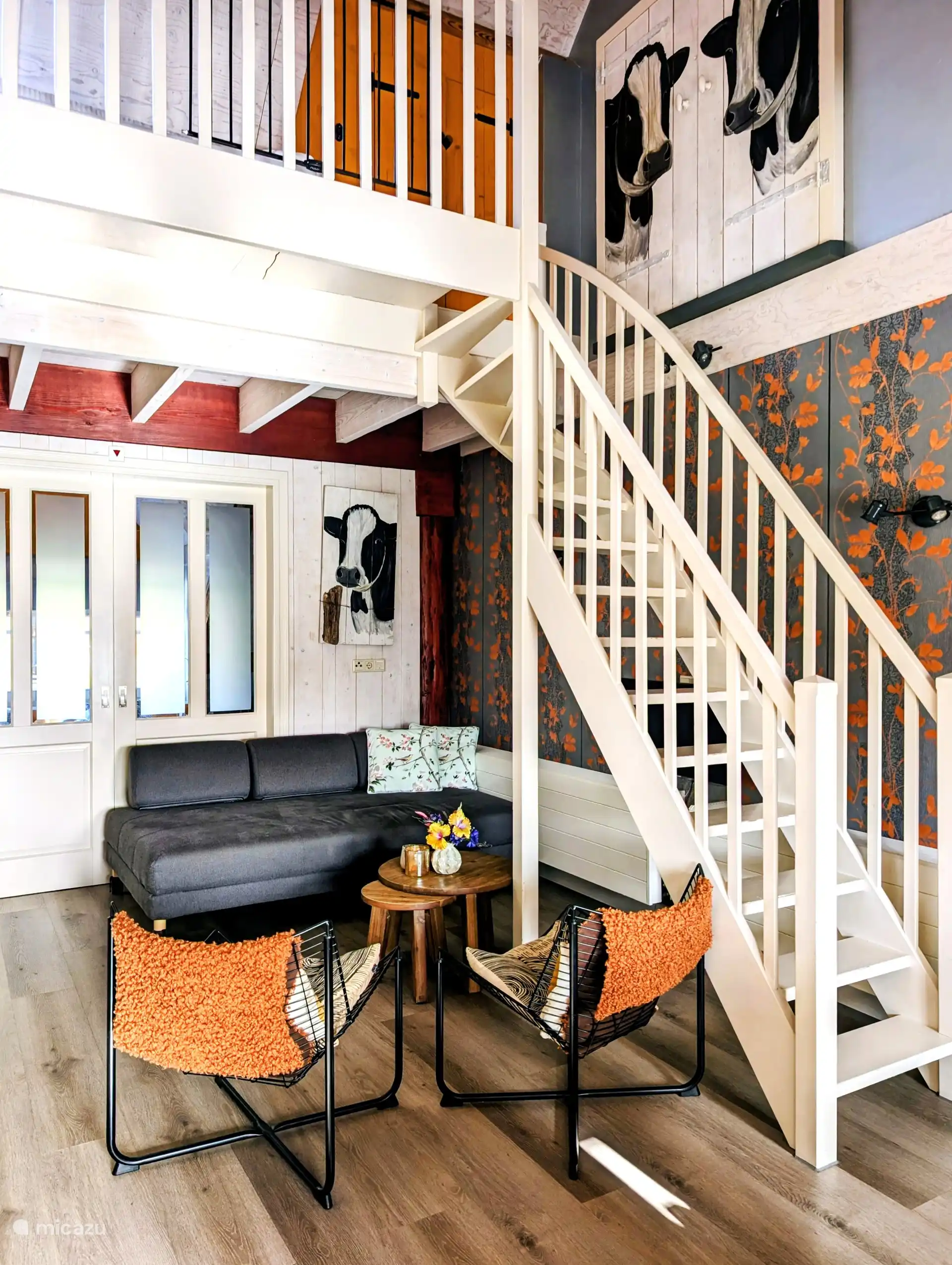 sfeervolle, zonnige woonkamer met televisie.