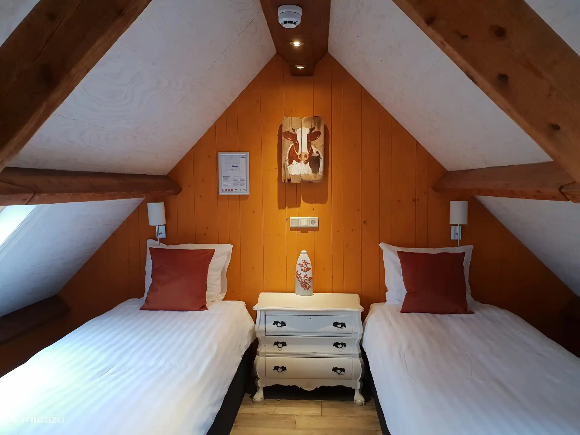 Slapen op de vide onder de hanebalken