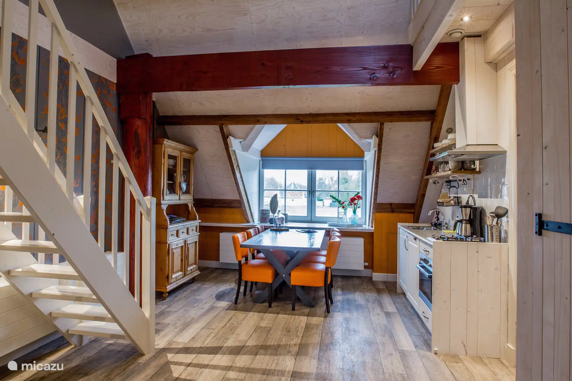 De keuken voorzien van 2 pitsfornuis, koelkast, koffiezetapparaat, waterkoker en voldoende keukeninventaris.
Vriezer in de algemene ruimte.