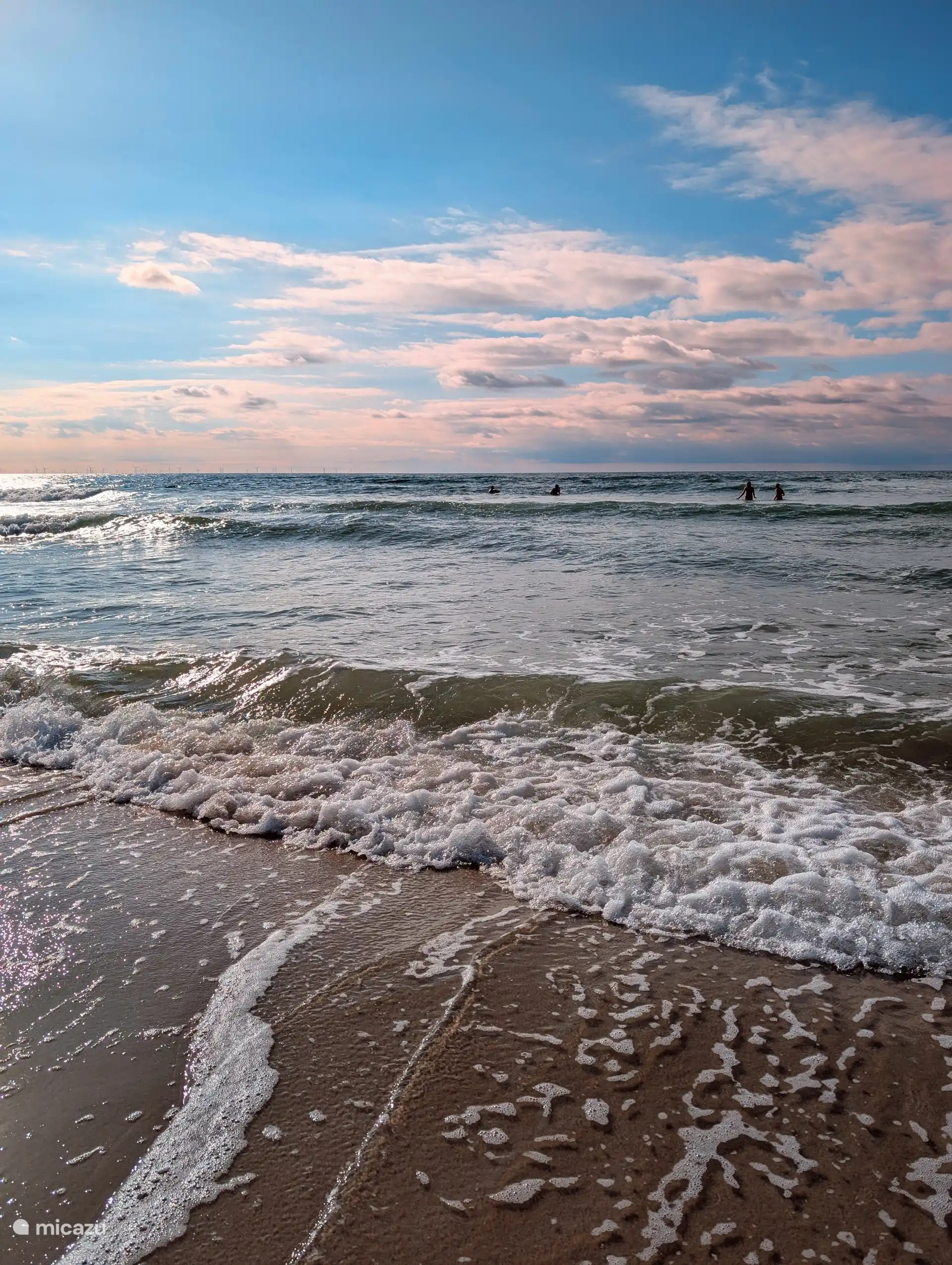 Callantsoog is op 9 kilometer afstand, gezellige strandtenten, leuk centrum met winkeltjes en restaurantjes en het lekkerste ijs bij ijsje Prima. Hier parkeer je nog gratis.
