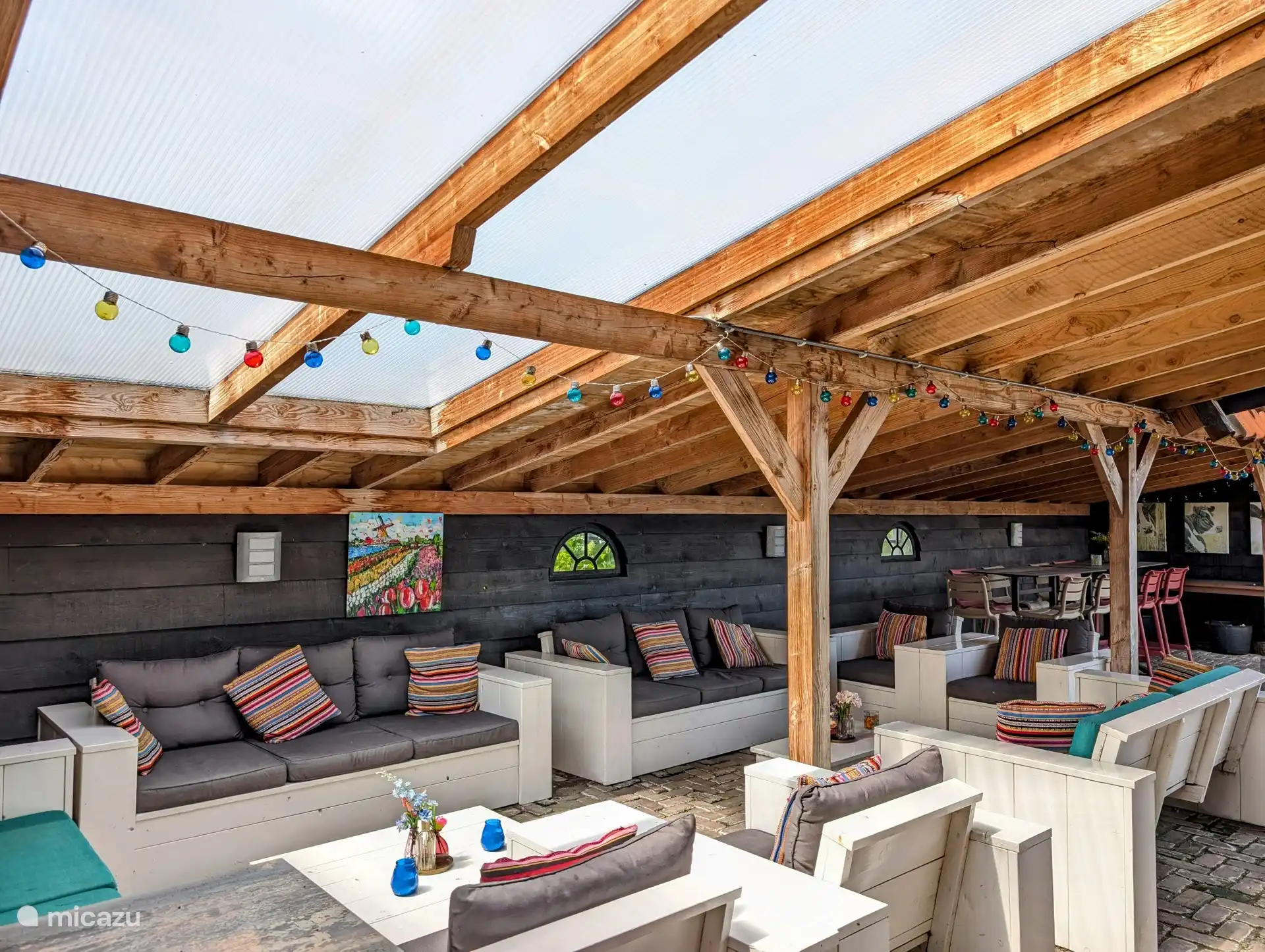 De grote overkapping is voor algemeen gebruik. In de zomervakantie is er 1x in de week vuurkorfavond met marsch-mellows, limonade, koffie, thee en een borrel. Dit is kosteloos en altijd heel gezellig.