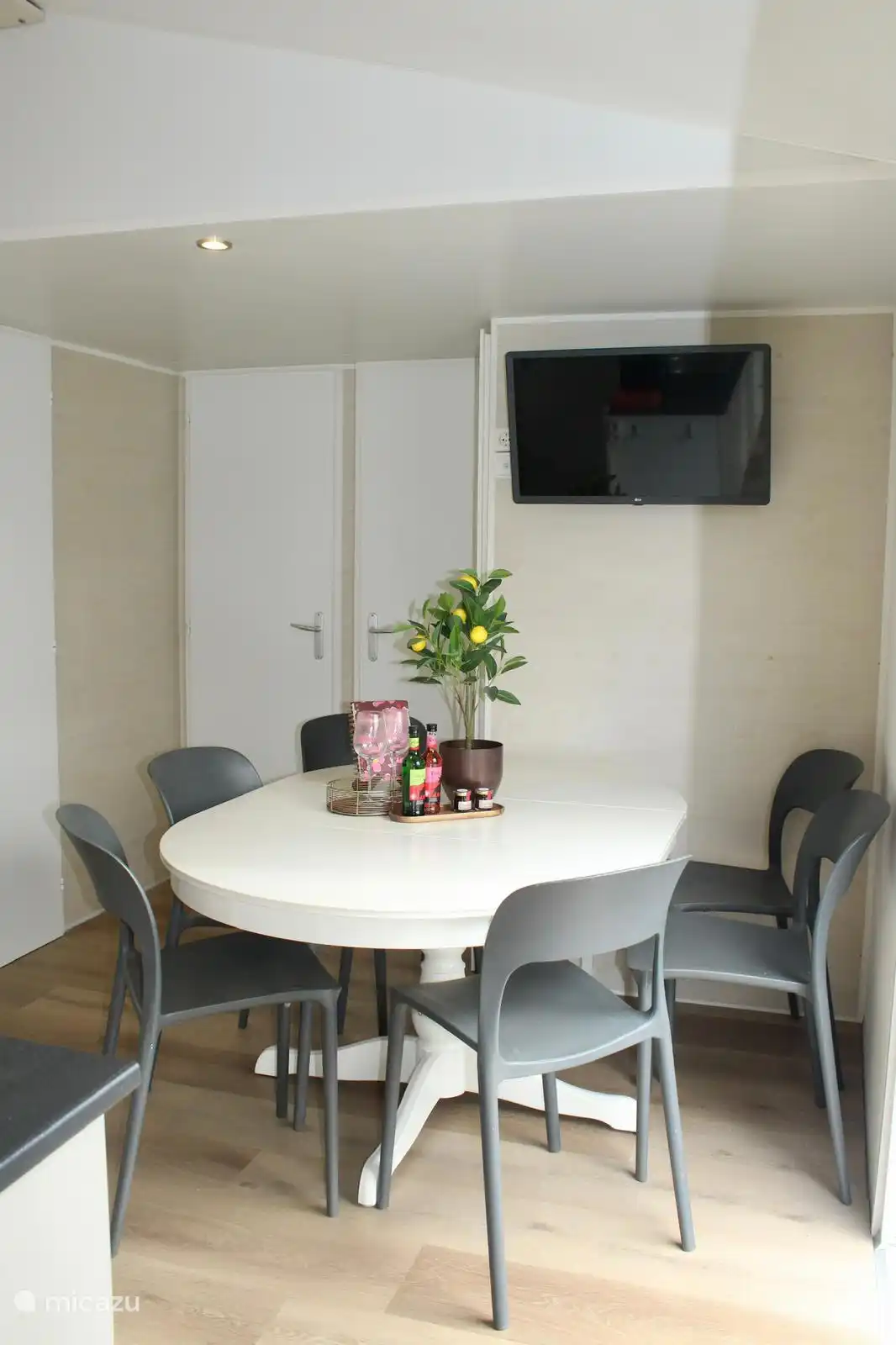 Table à manger étendue à 6 personnes à l’intérieur