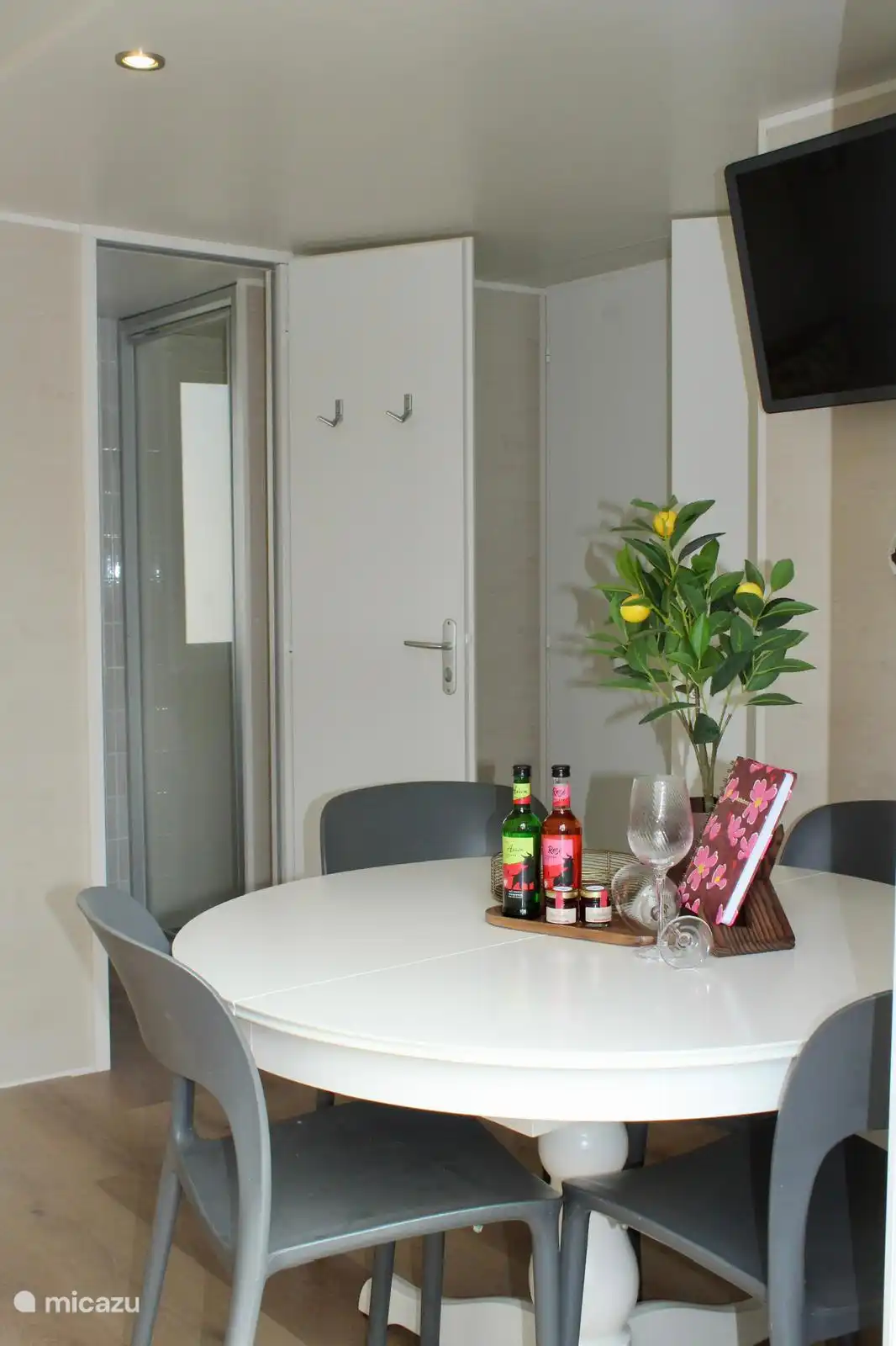 Table autour de laquelle on peut s’étendre quand on veut manger à 6 personnes