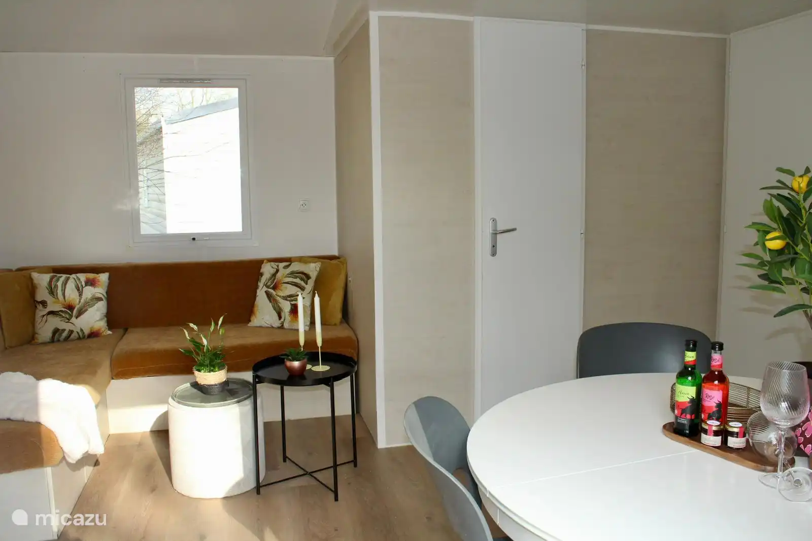 Espace salon avec table à manger