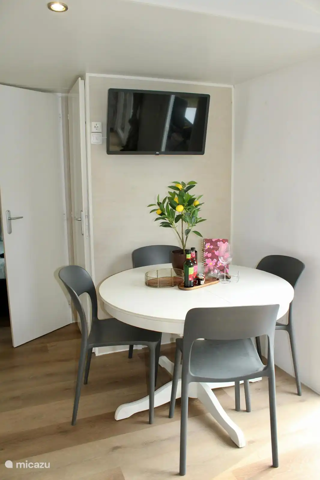 Salle à manger avec télévision