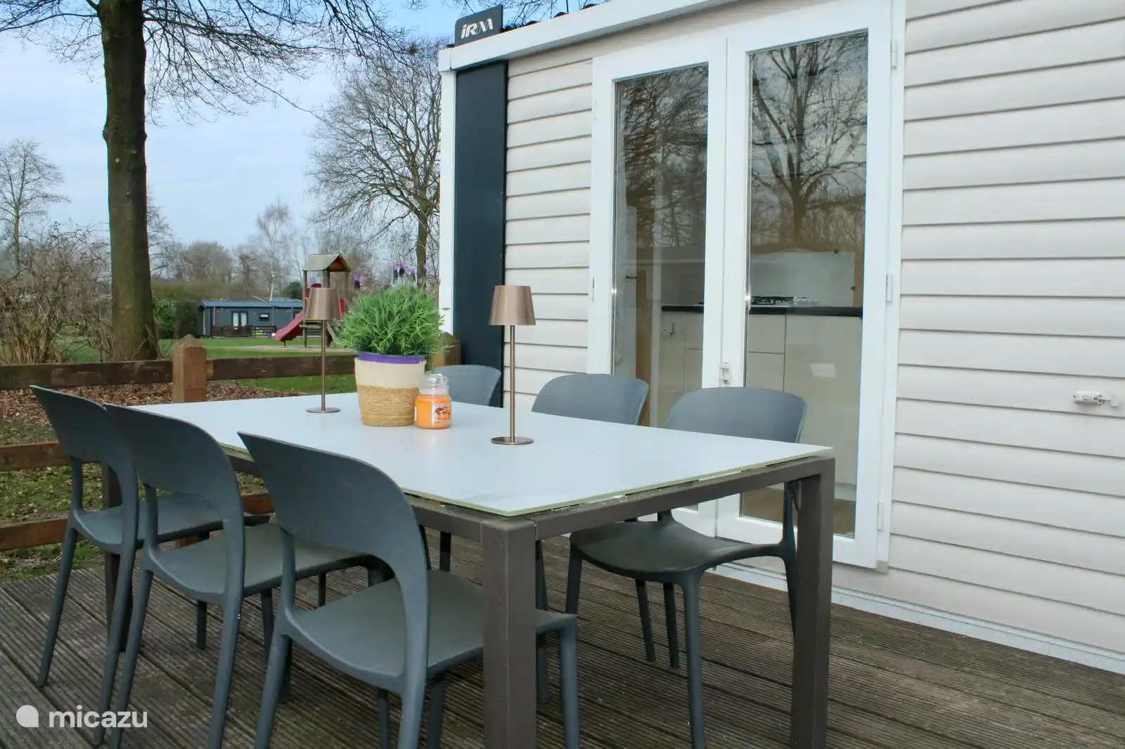 Terrasse avec table à manger et 6 chaises