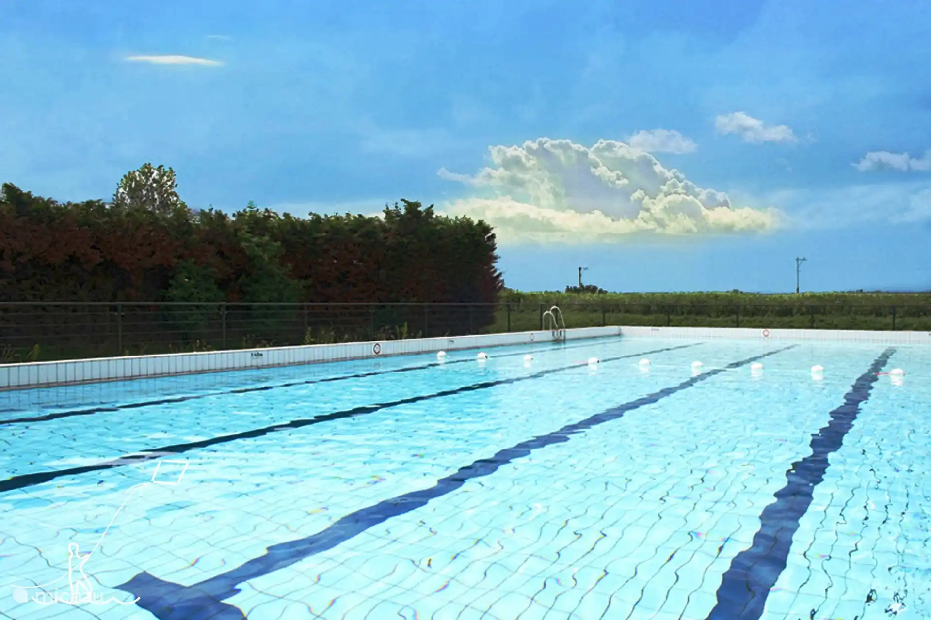 La piscine extérieure saisonnière se trouve à 1,5 kilomètre. Vous pouvez l’utiliser gratuitement. Apportez vos chaises et votre propre pique-. Profitez-en gratuitement.