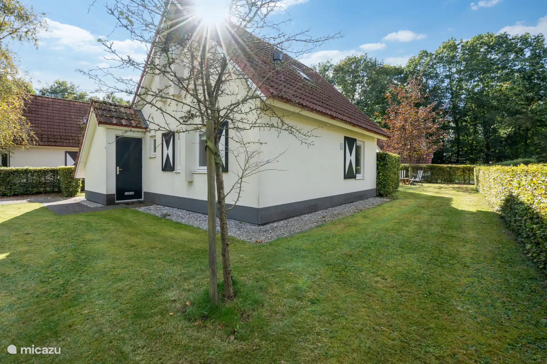 Zijaanzicht vakantiehuis met tuin