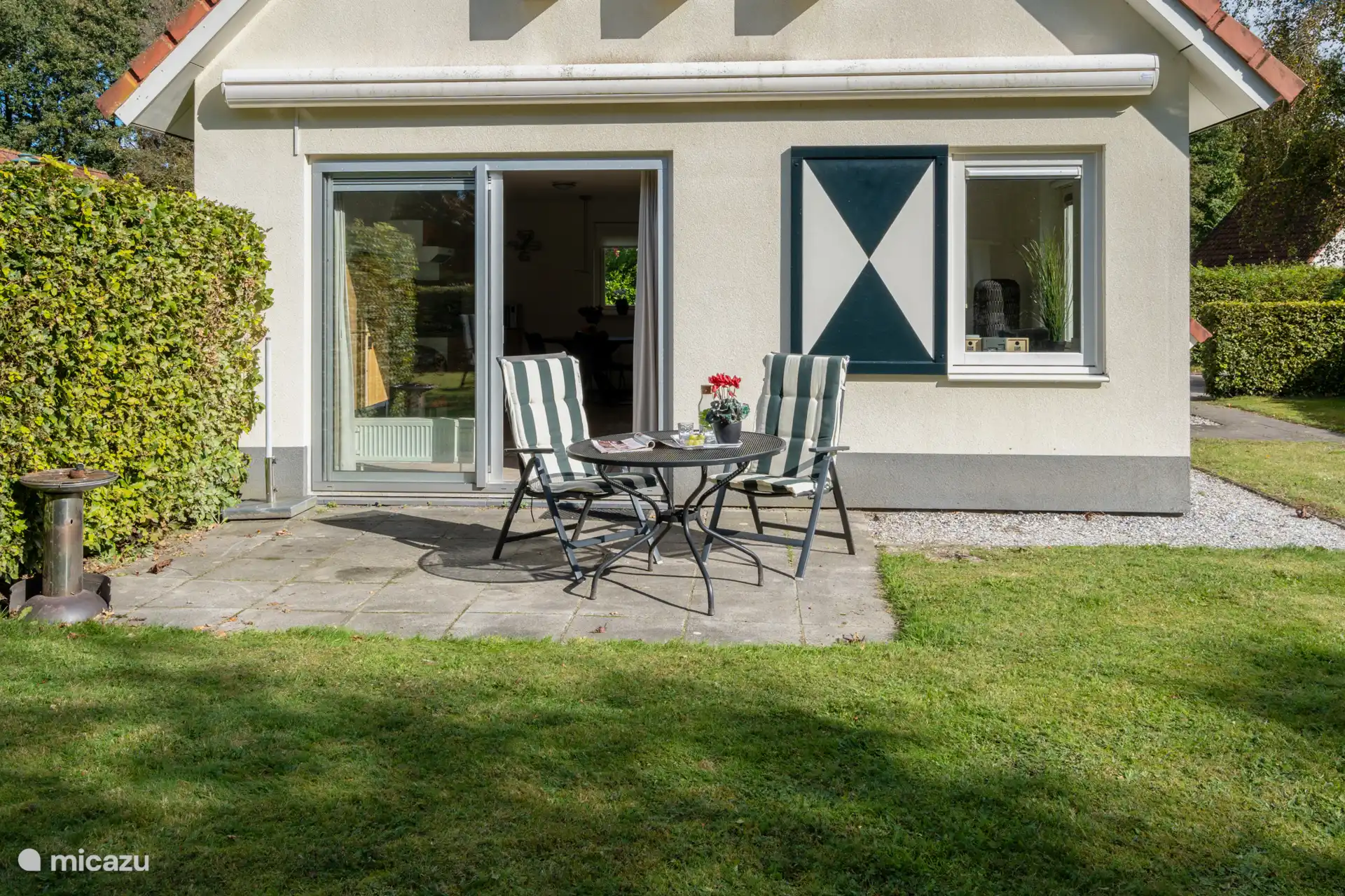 Terras met zitje aan de achterzijde van de woning