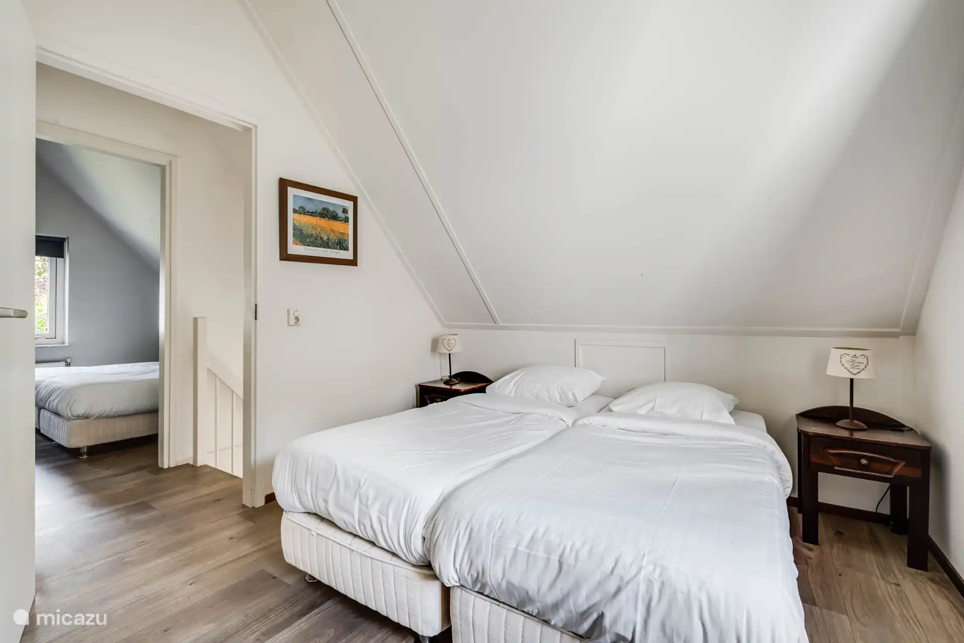 Slaapkamer met twee eenpersoonsbedden