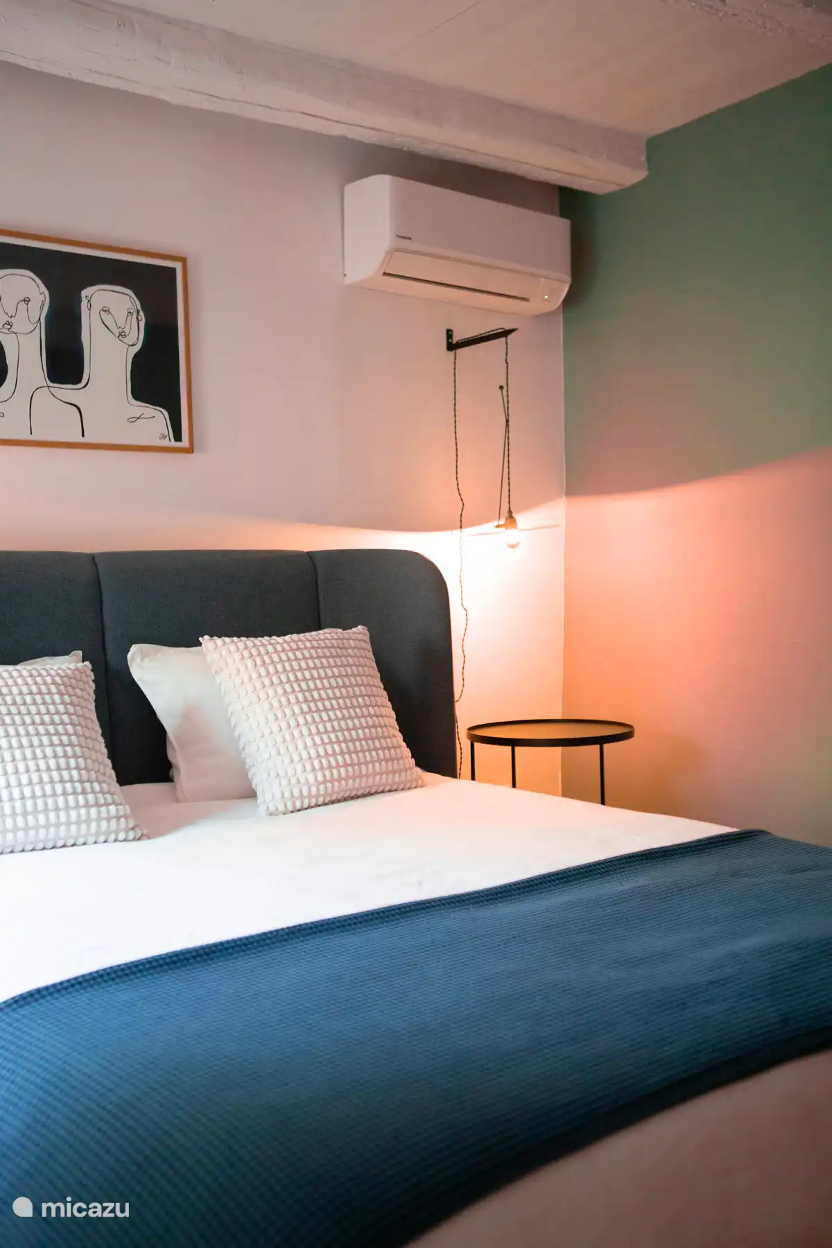 Celadonblauwe slaapkamer met eigen badkamer