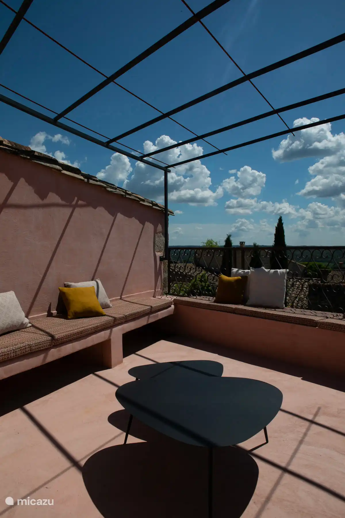 Tropezian, dakterras ondertussen beschermd op de metalen constructie door een kokosnootschaduw (niet op de foto)