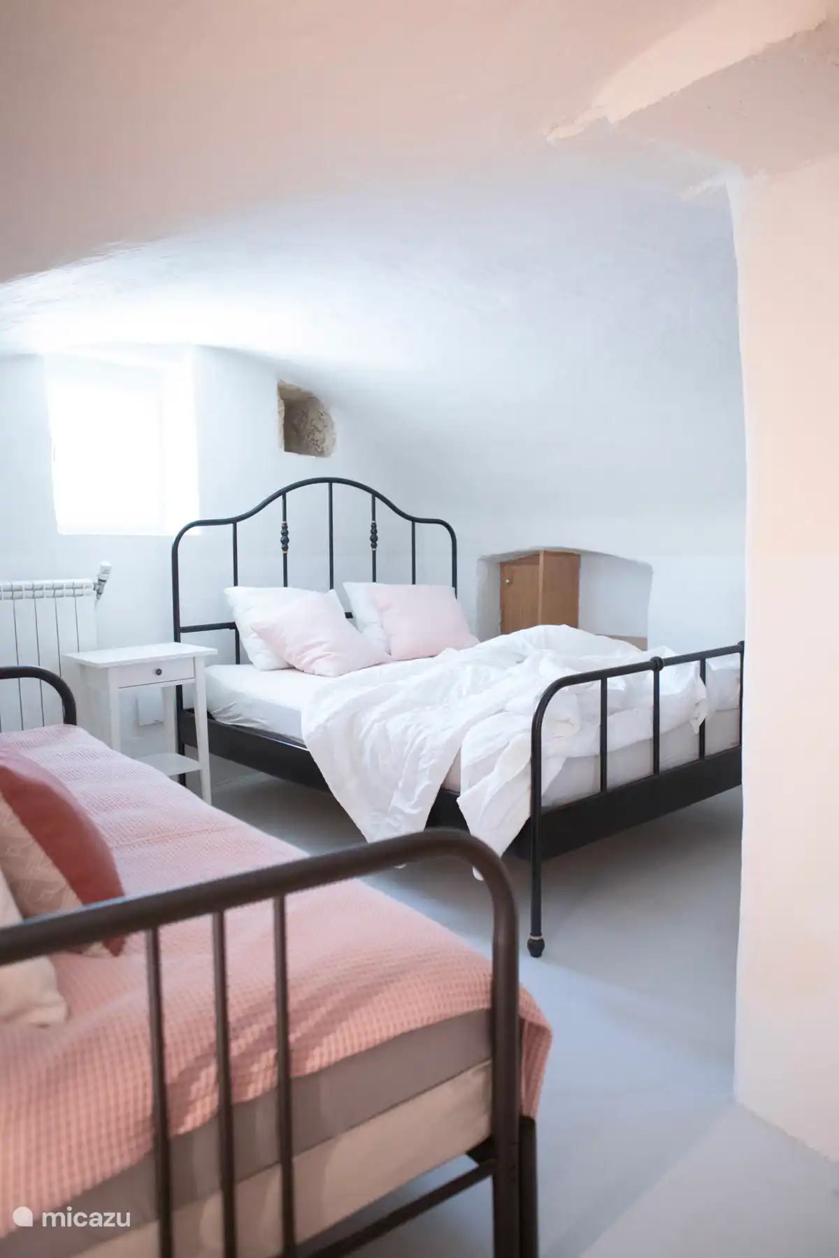 Slaapkamer onder de kluizen met een eigen douche