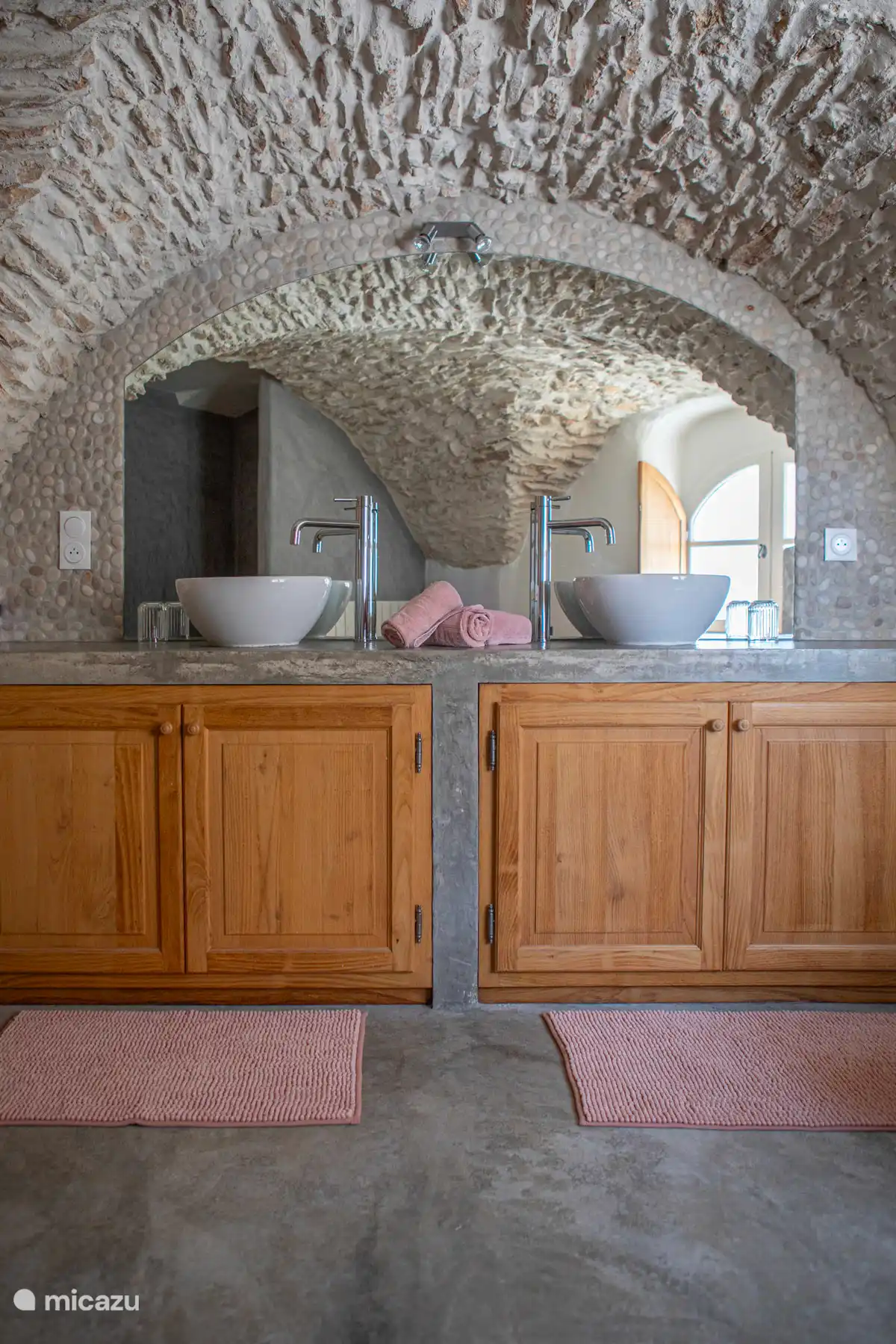 Doucheruimte met dubbele wastafels, slaapkamer onder de kluizen