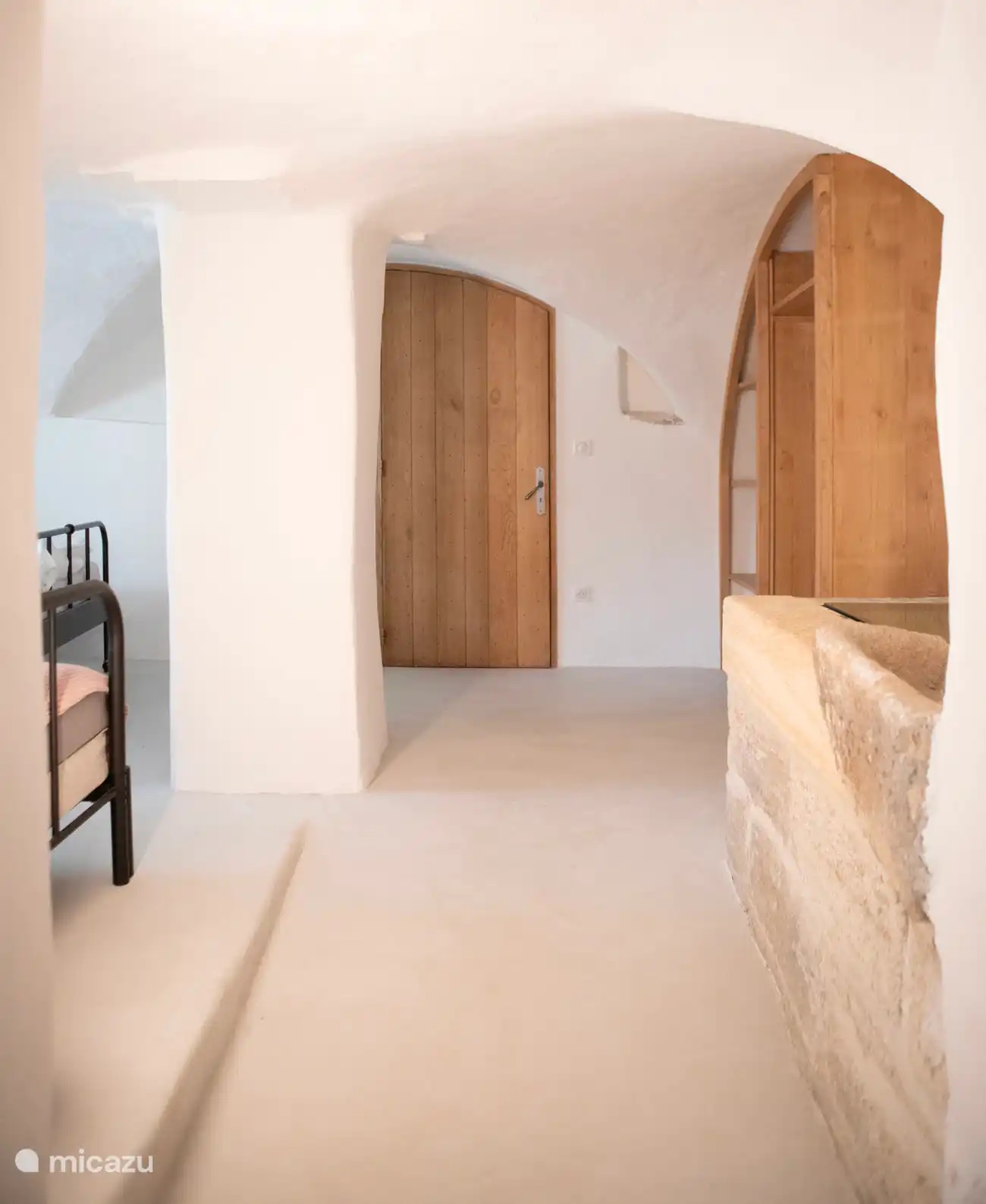 slaapkamer onder de gewelven met een eigen douche