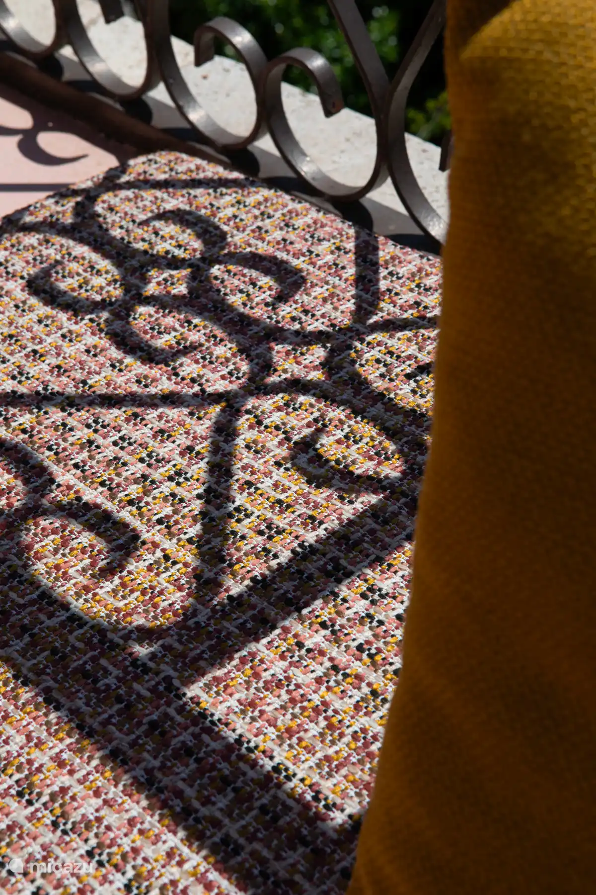 Zonneterras op het dak, beschaduwd met een kokosnootdoek 
Welkomstkussens op de banken