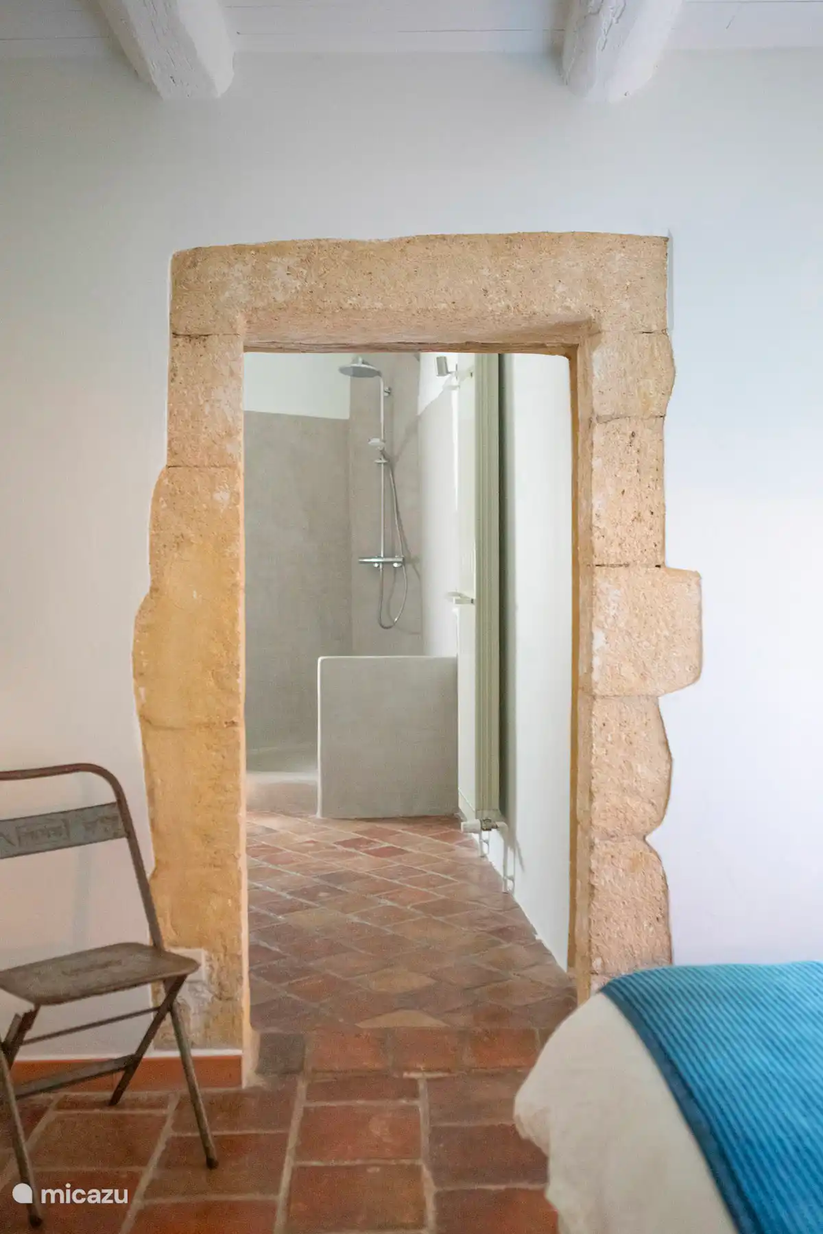 Celadonblauwe slaapkamer met eigen badkamer