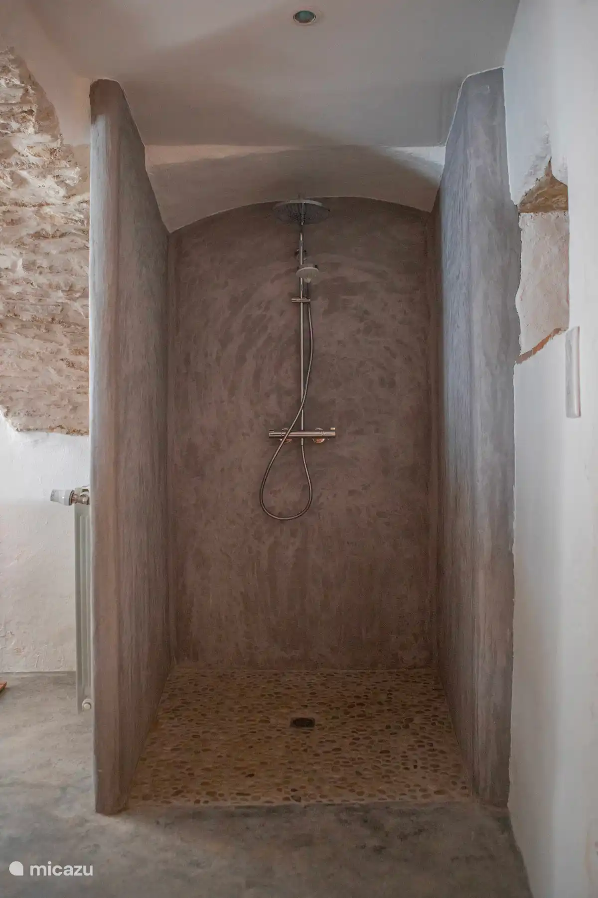 Slaapkamer doucheruimte onder de kluizen