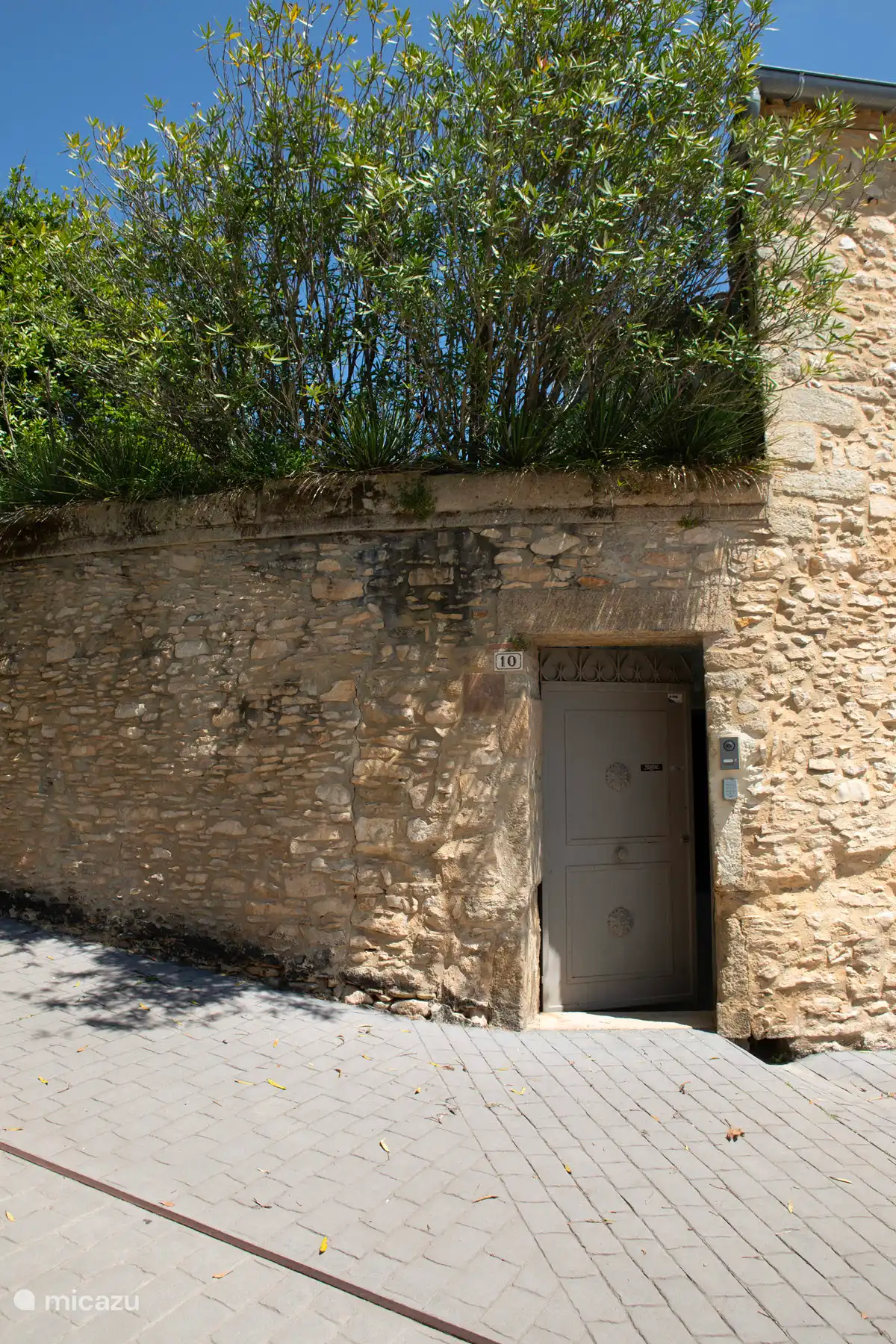 de ingang aan de Rue de la Bergerie, aan het kleine plein