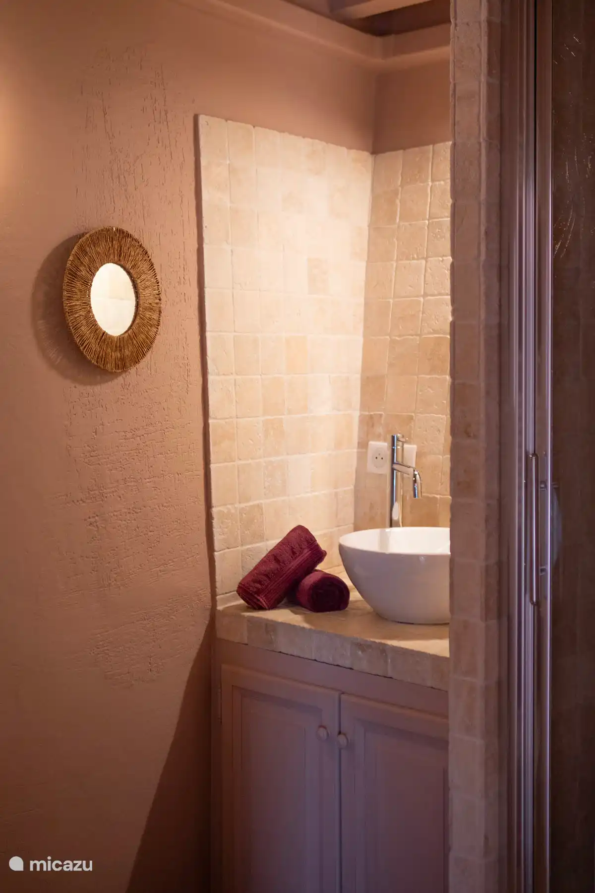 Oranje slaapkamer doucheruimte