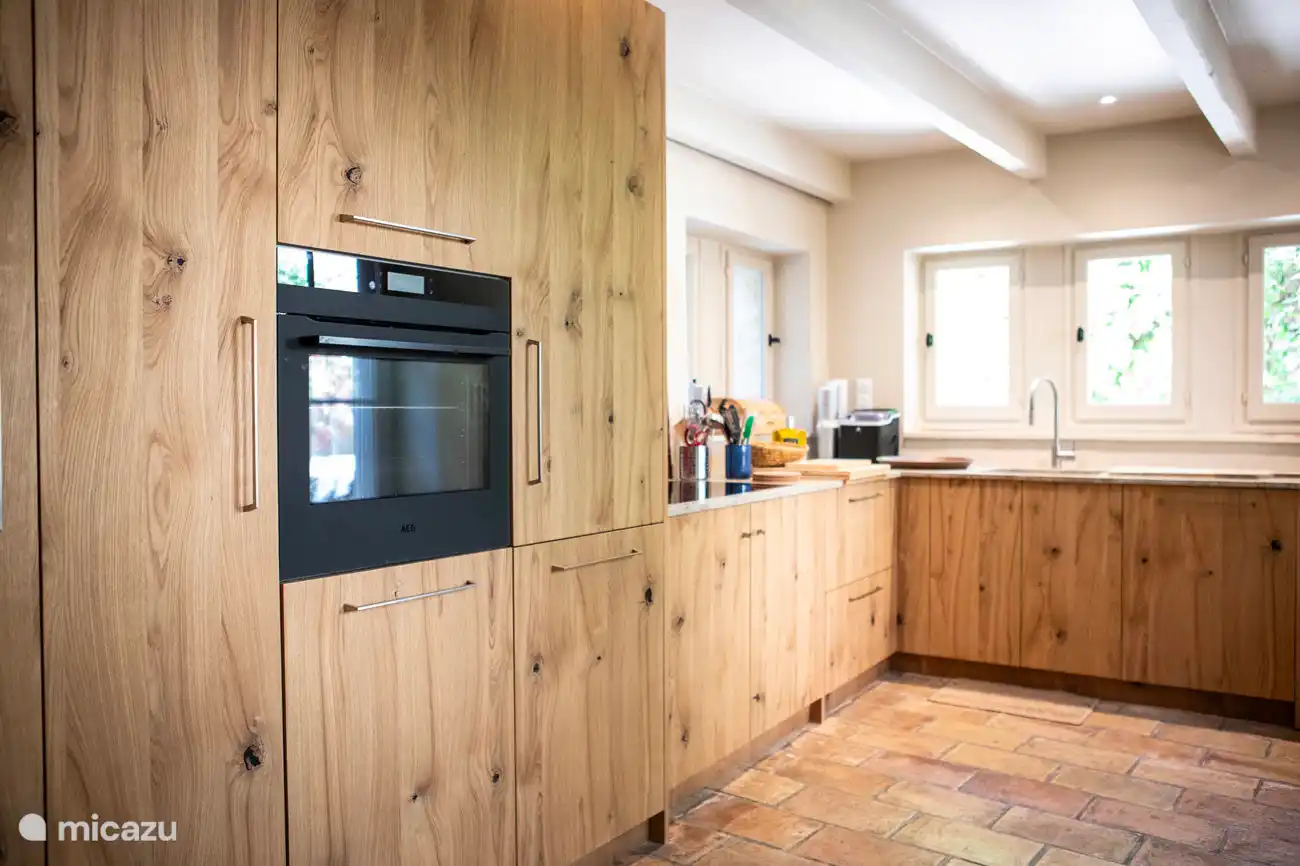 De keuken met oven, magnetron, inductiekookplaat, vaatwasser, koffiemachine,..