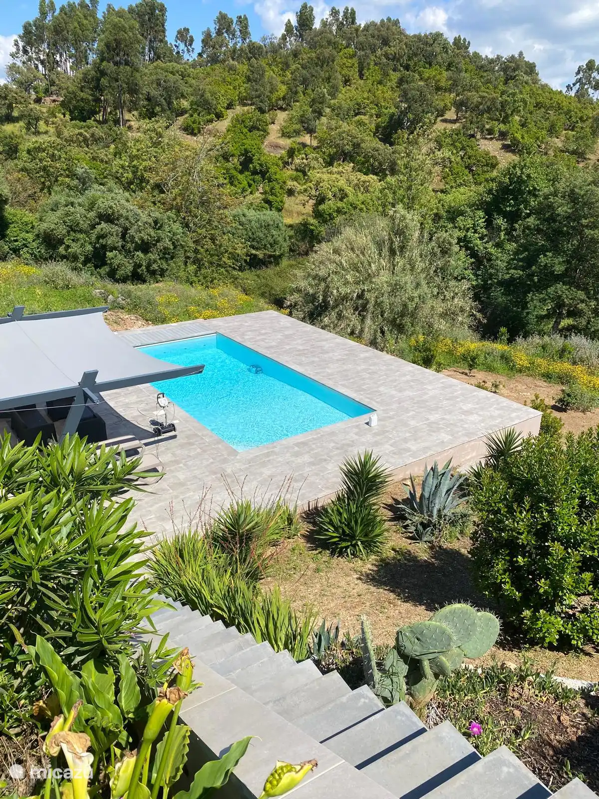 Zwembad bekeken vanop het keukenterras