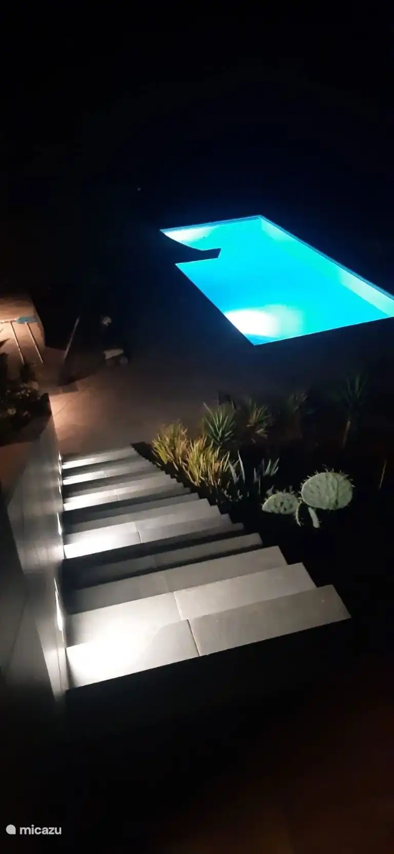 zwembad vanop het keukenterras ' s nachts