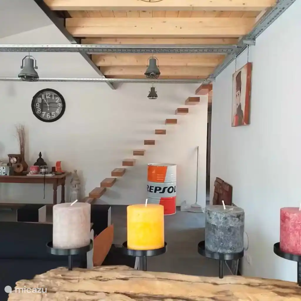 zicht vanuit keuken met trap naar mezannine met zithoek