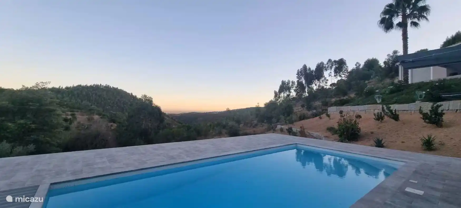 zonneterras bij avondval