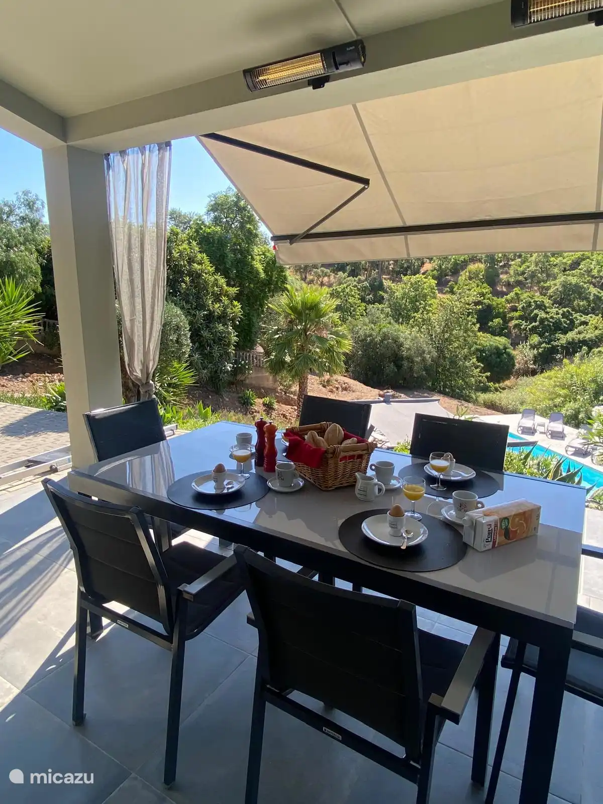 Ontbijt op boventerras aan keuken 