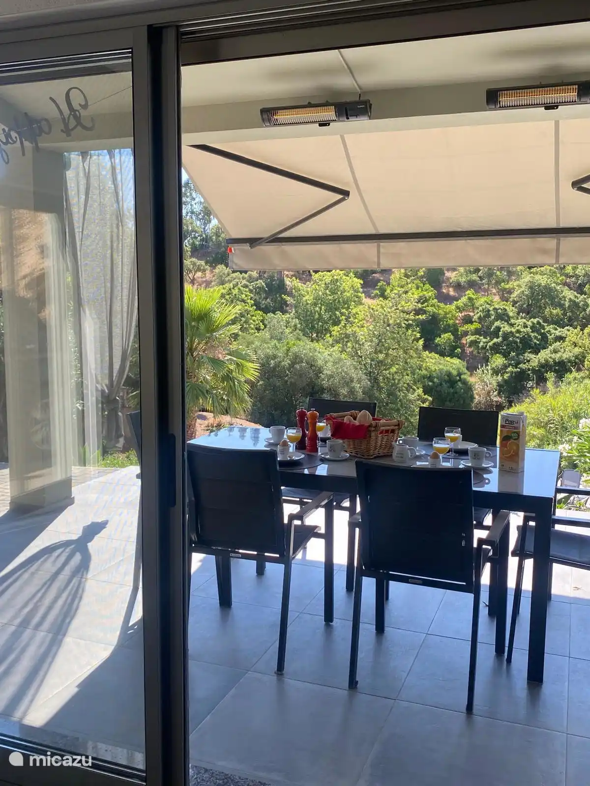 Ontbijttafel buiten vanuit de keuken