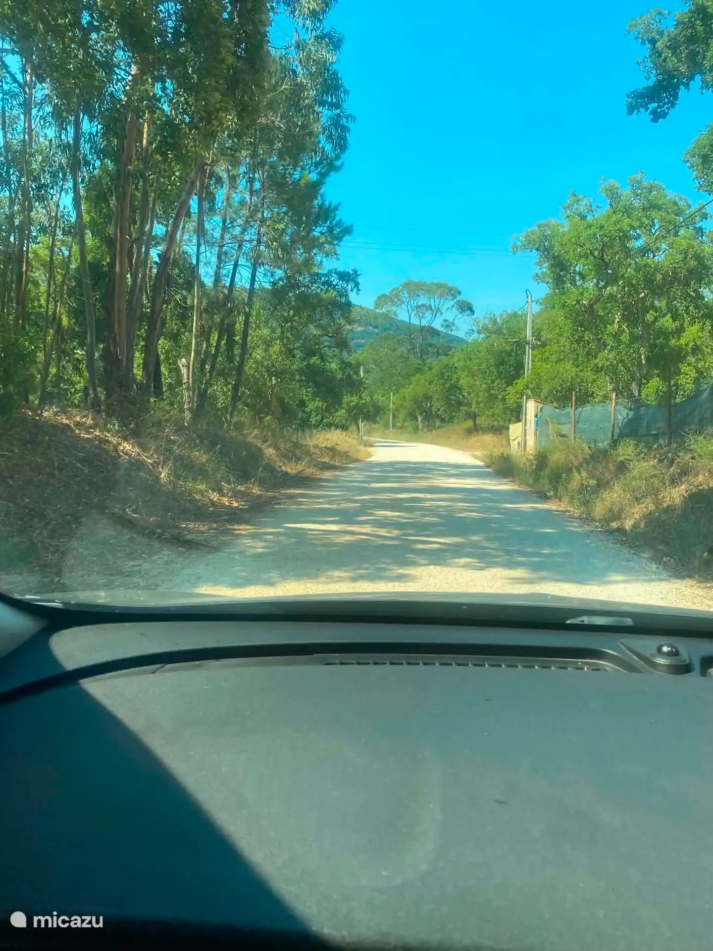 Un tronçon de route d’accès non goudronné à la maison (environ 750 m dans la vallée)