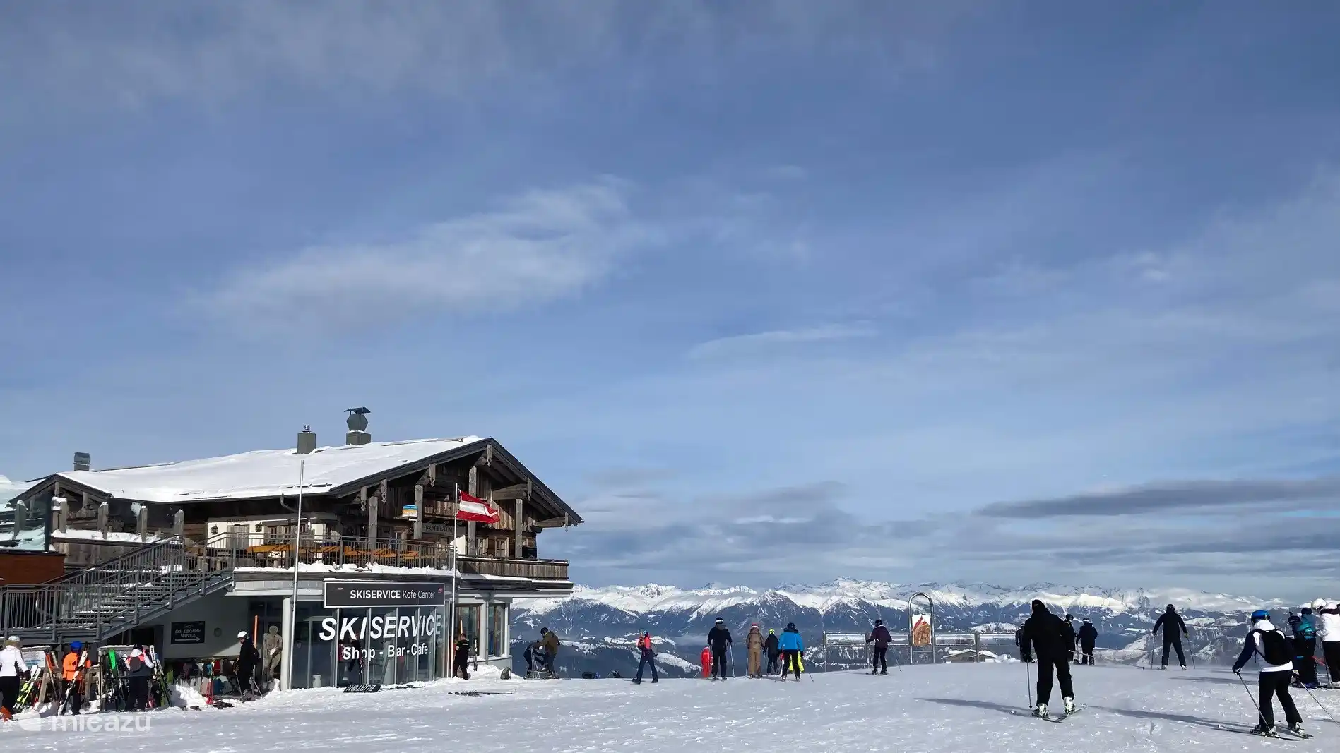 Auf dem Berg liegt das Skigebiet Nassfeld