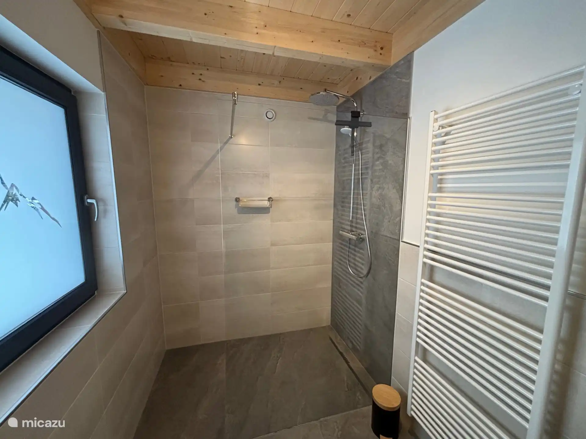 Badezimmer mit Regen- und Massagedusche