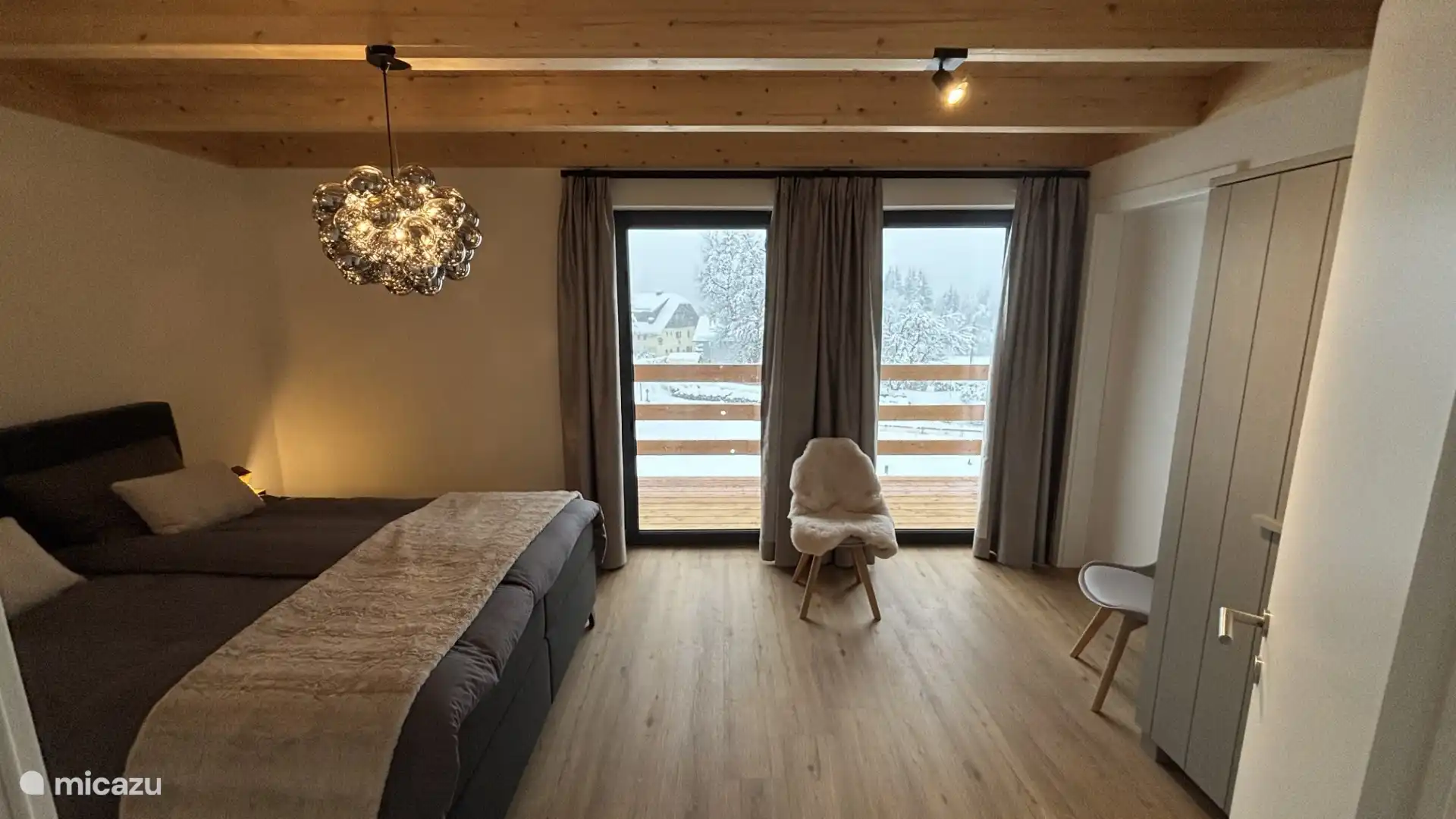 Das komfortable Hauptschlafzimmer mit dem letzten Balkon