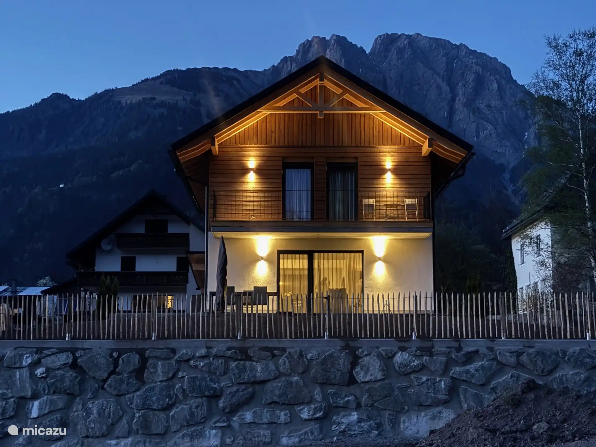 Bergkristal Sportchalet mit der beeindruckenden Reiskofel im Hintergrund