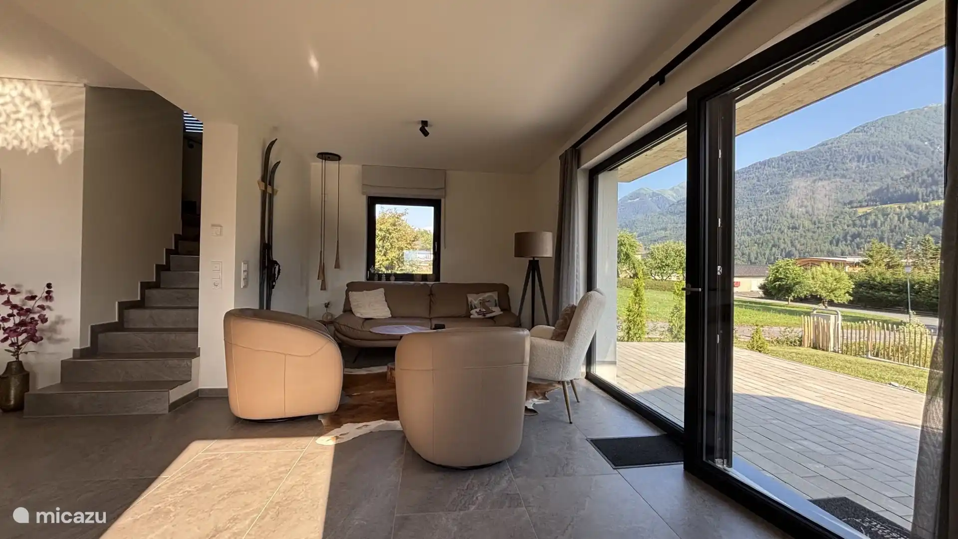 Salón soleado con vistas al Nassfeld