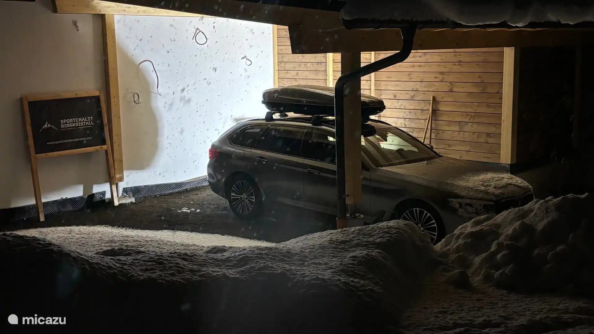 Geräumiger Carport für das Auto, damit es schneefrei bleibt