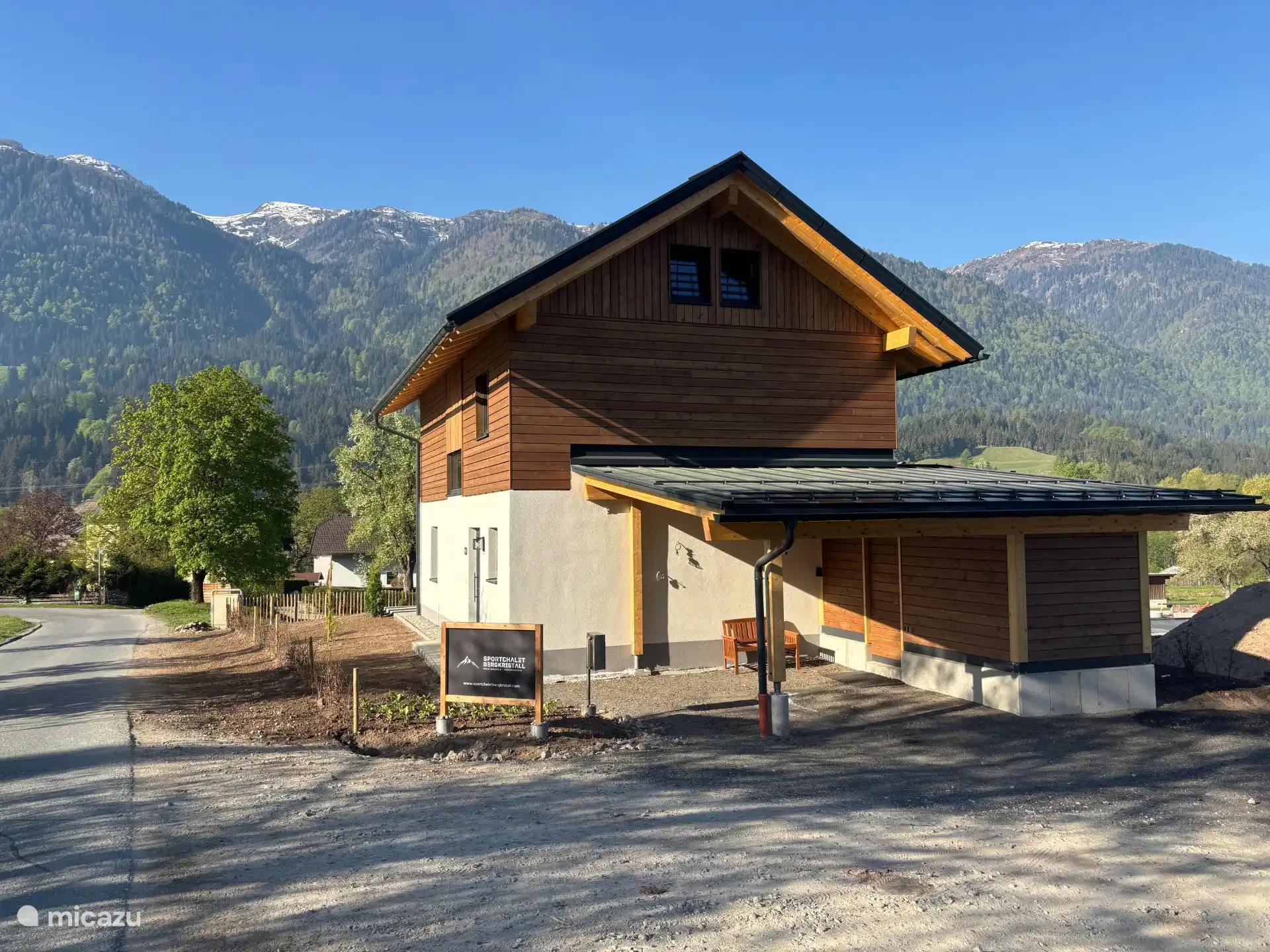 Rückseite des Hauses mit Carport und Blick auf die italienische Seite