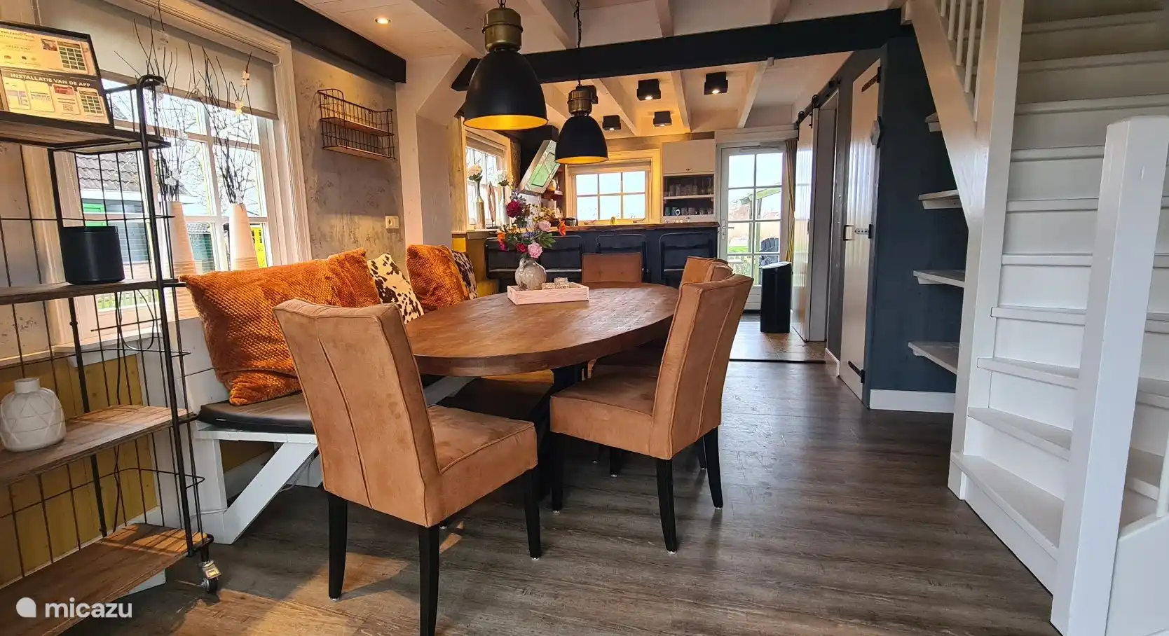 De grote eettafel is perfect voor gezamenlijke maaltijden, een spelletje spelen of gewoon uren tafelen.