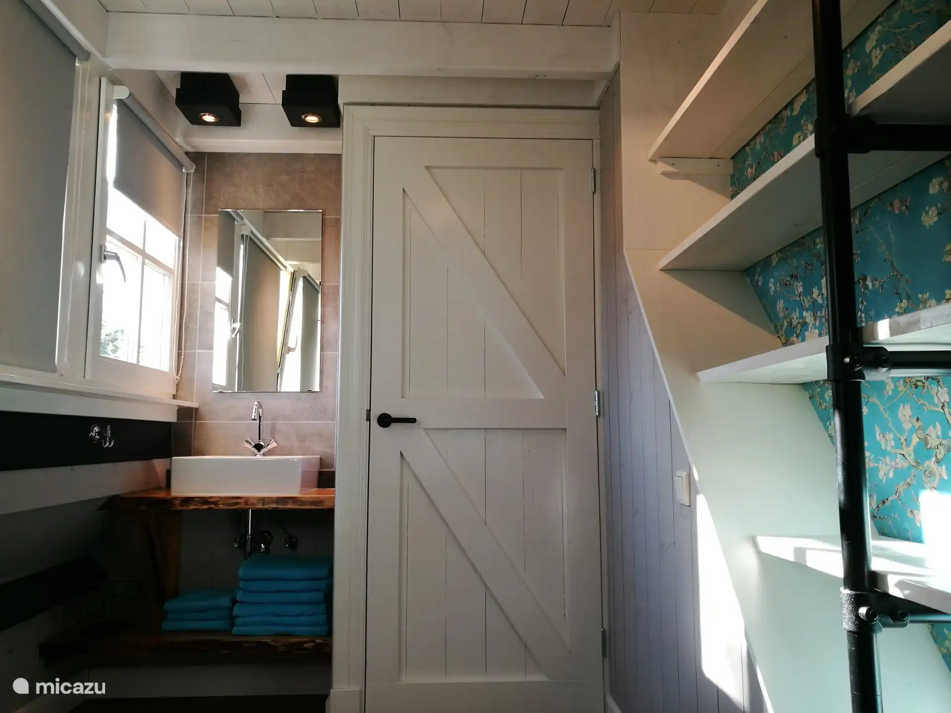 Slaapkamer met wasbak.