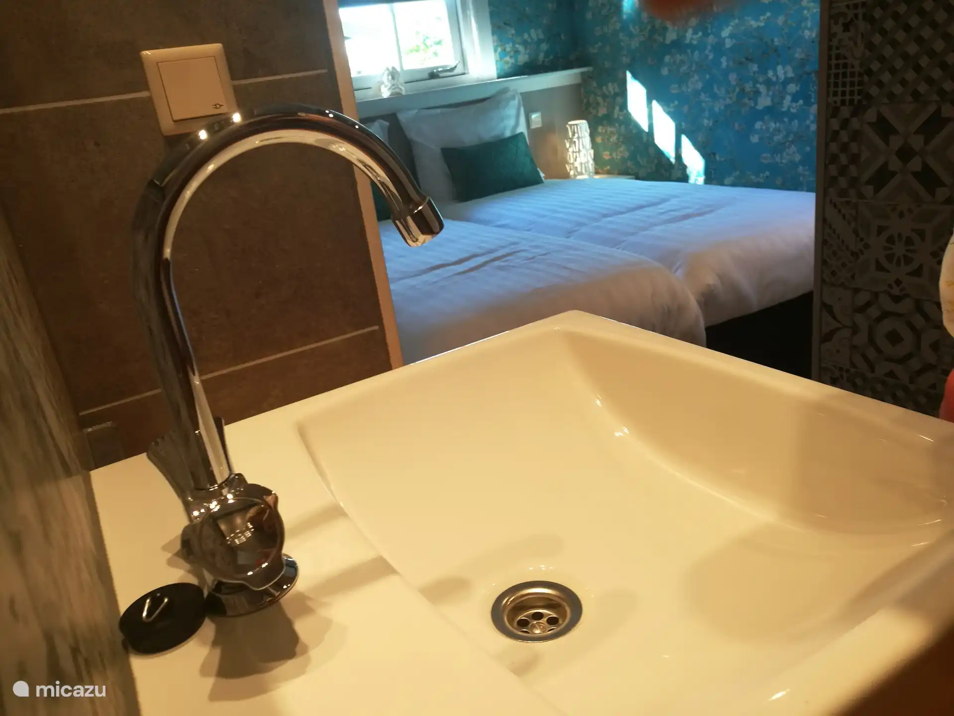 Vanuit je slaapkamer de badkamer inlopen.