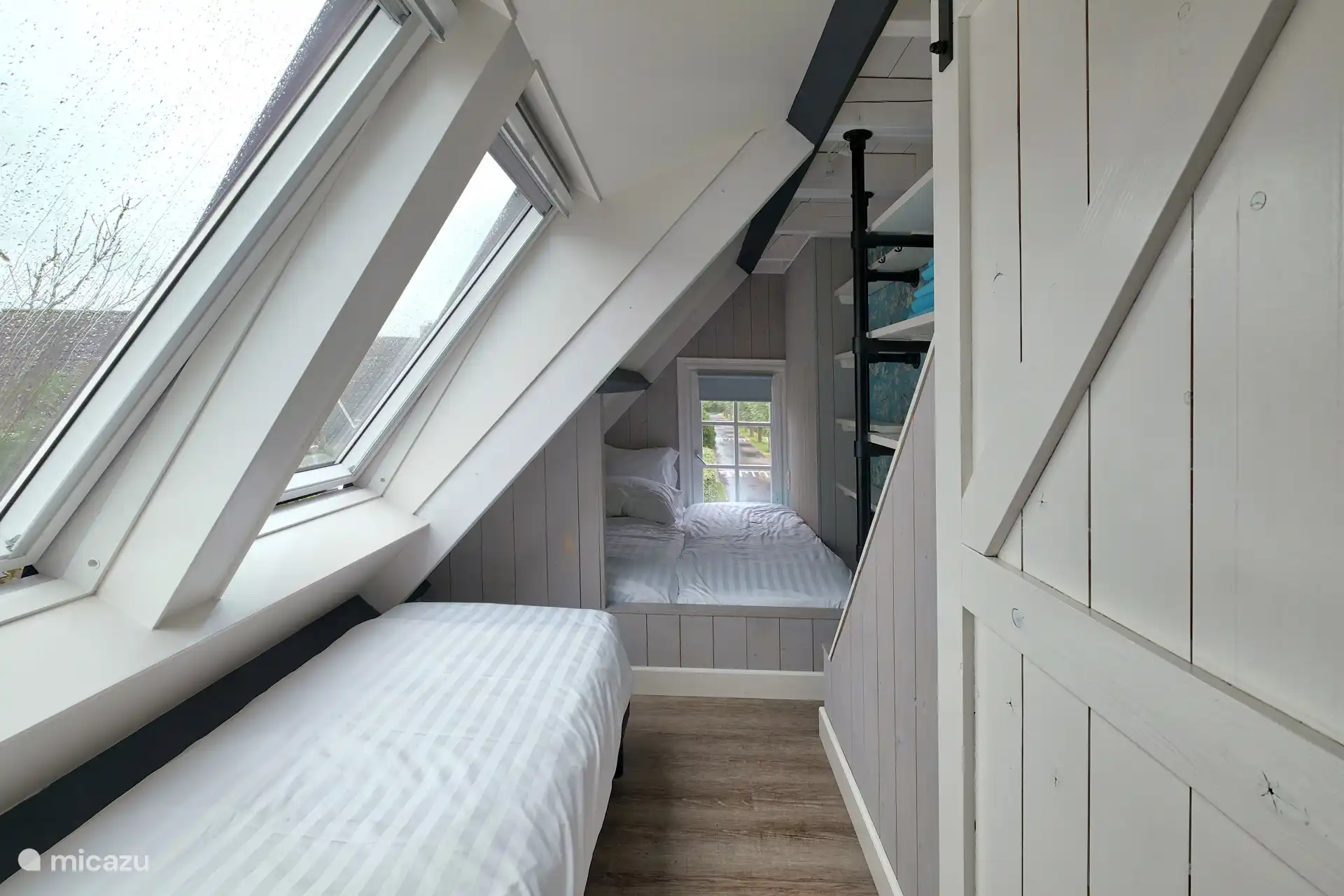 Slapen in de bedstee, er is ook een derde bed.