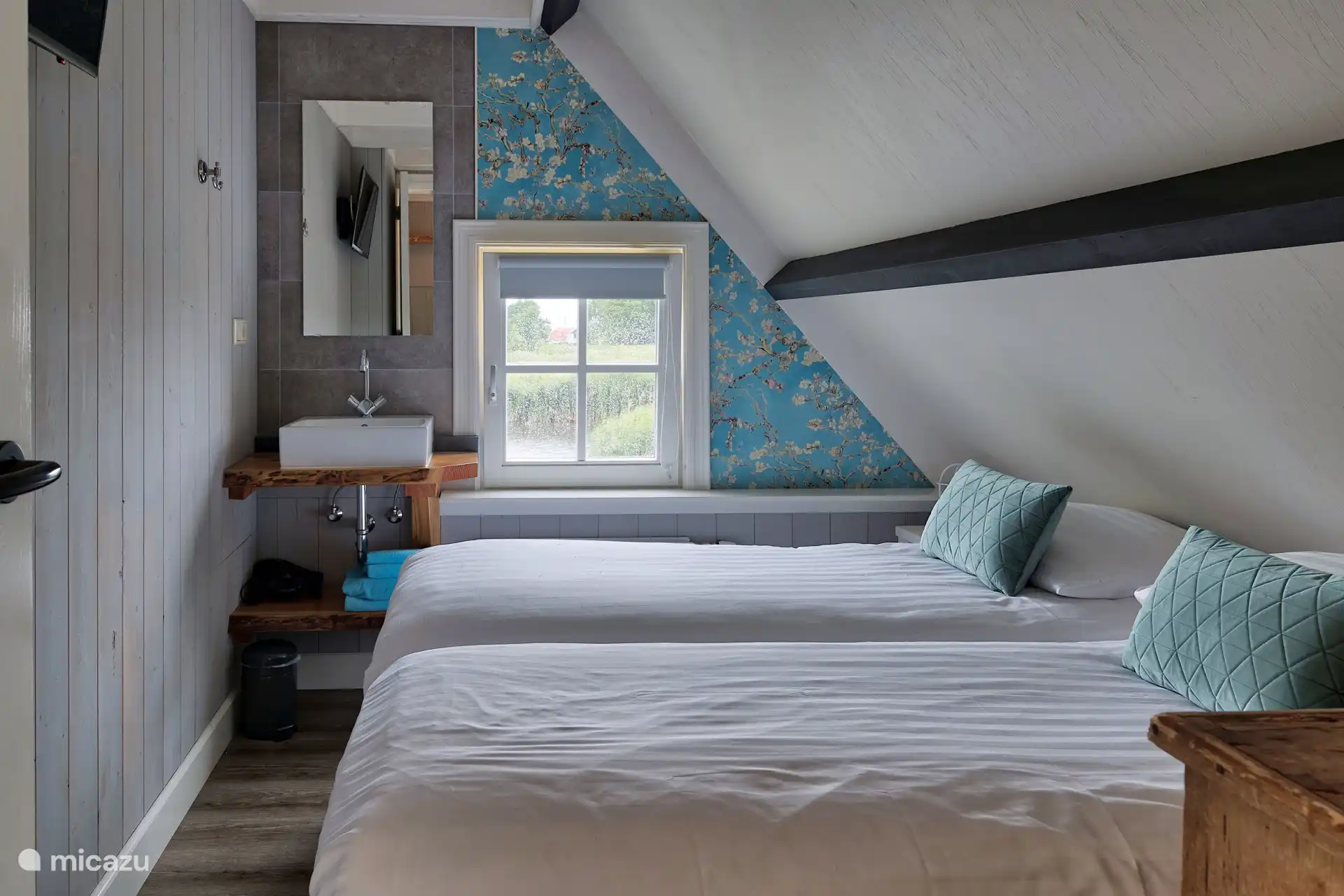 Boxsprings en wastafel, voor een optimaal slaapcomfort.