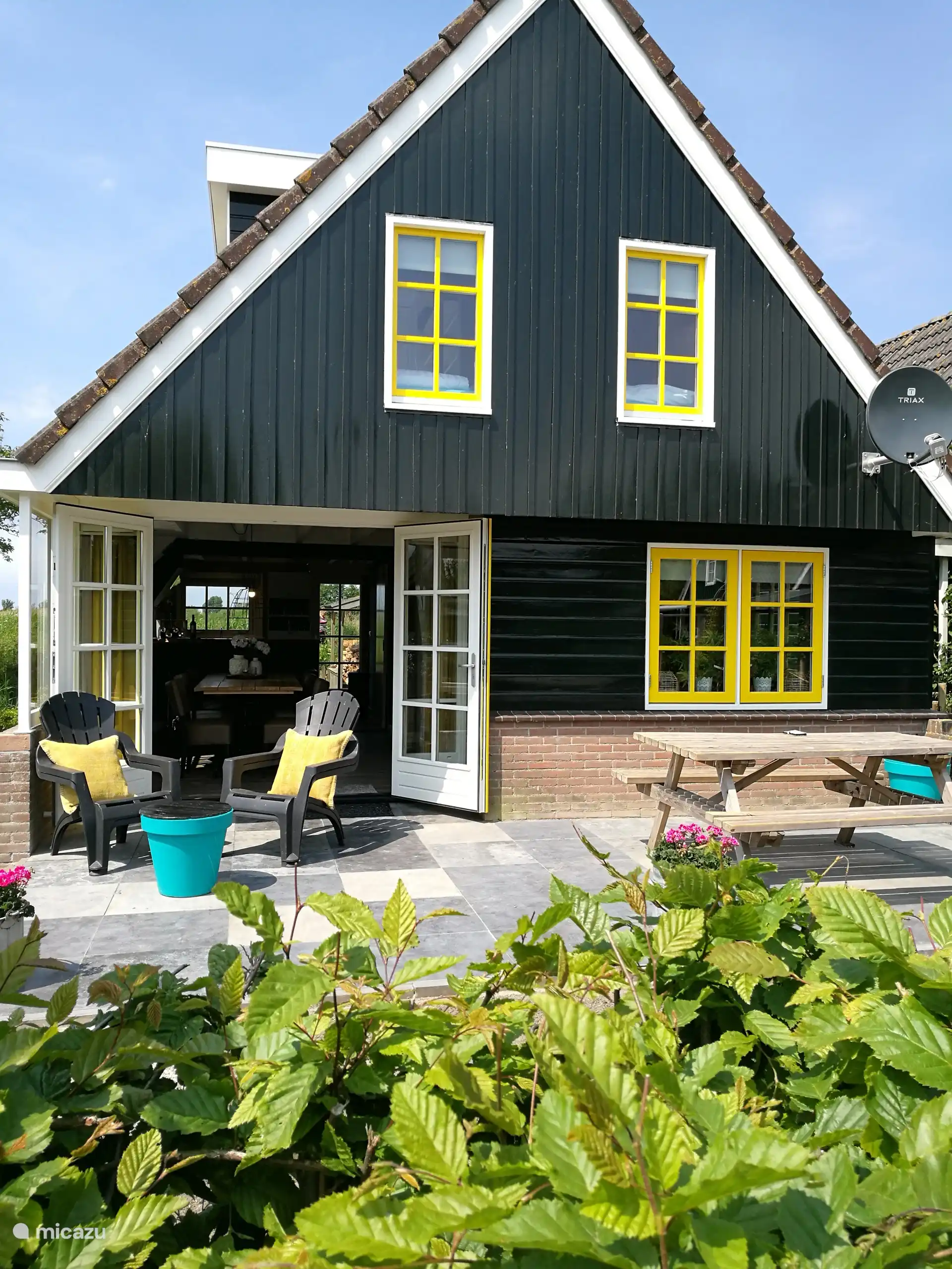 Het vakantiepark biedt een speeltuin, groot speelveld, en een seizoensgebonden openluchtzwembad.