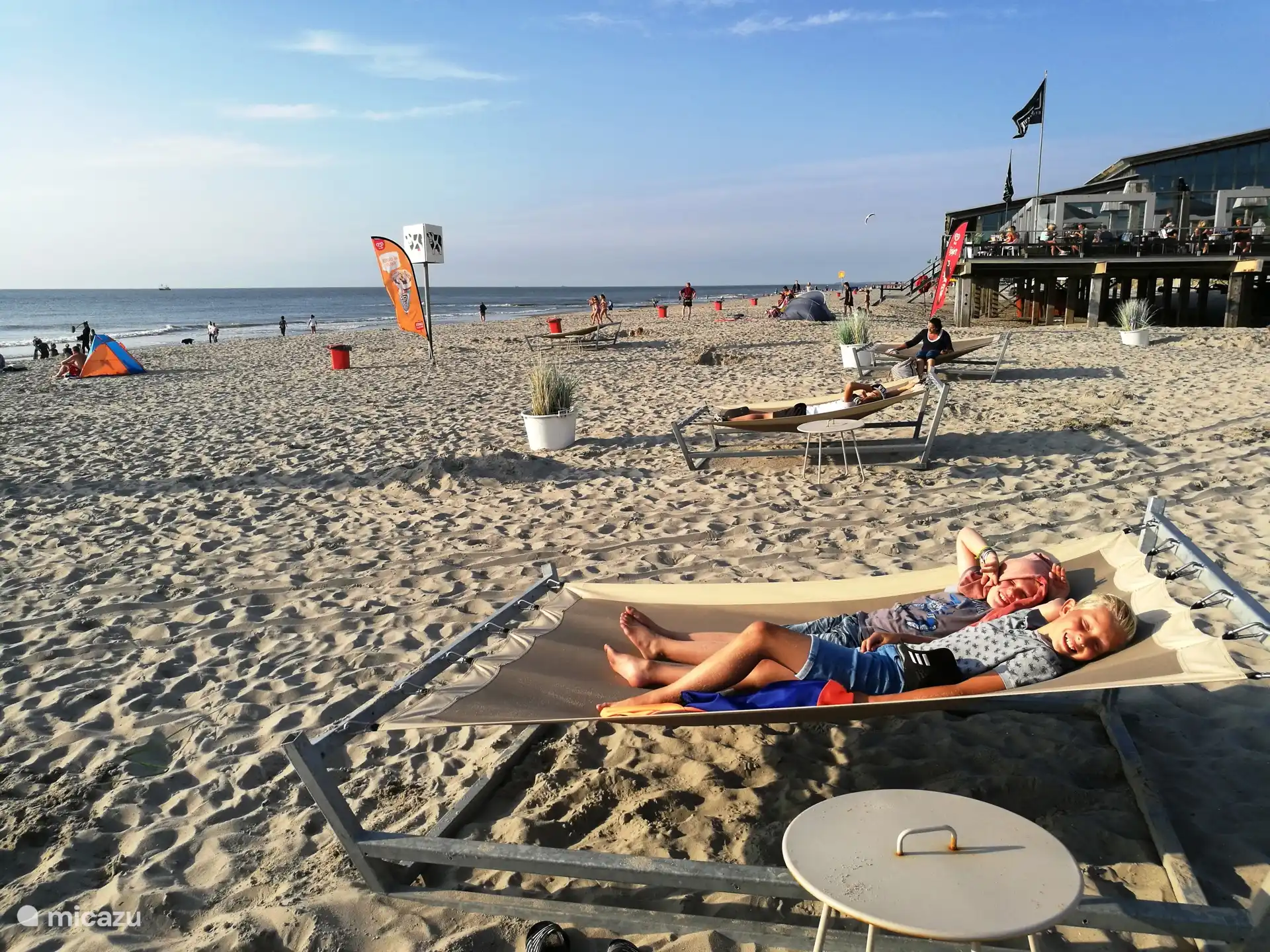 Heerlijk een dagje strand. Lekker zonnebaden maar ook een strandwandeling is een aanrader.