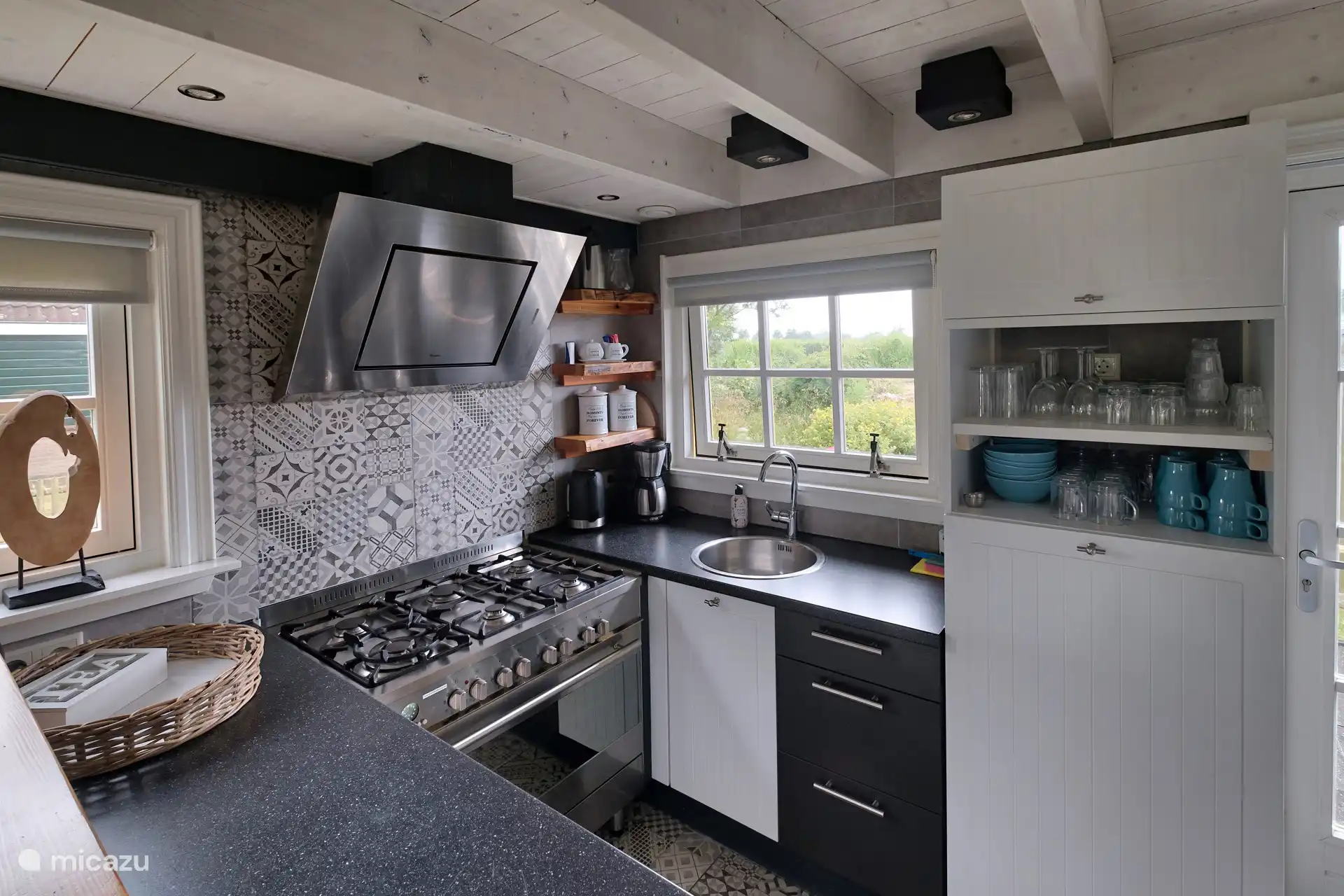 De keuken is volledig uitgerust, inclusief een 90 cm fornuis, oven, vaatwasser, koelkast. Koffie zet je ouderwets met een filterkoffiezetapparaat. 