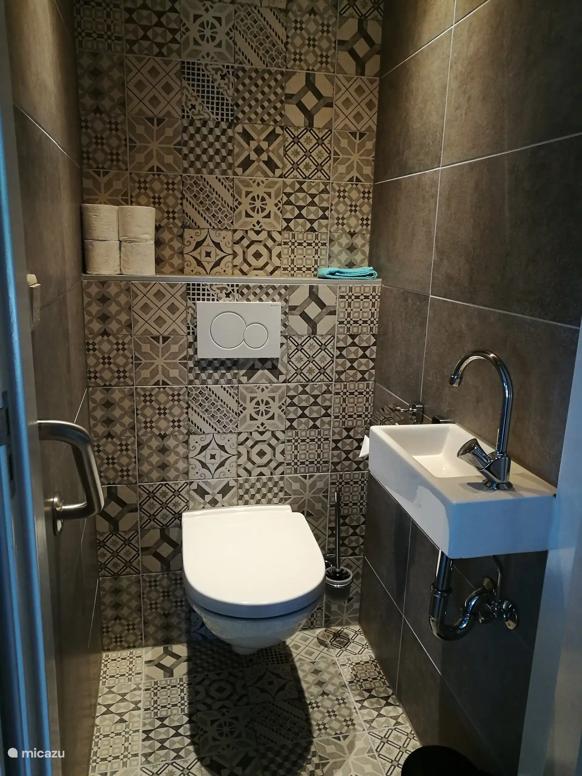 Beneden een Separate toilet