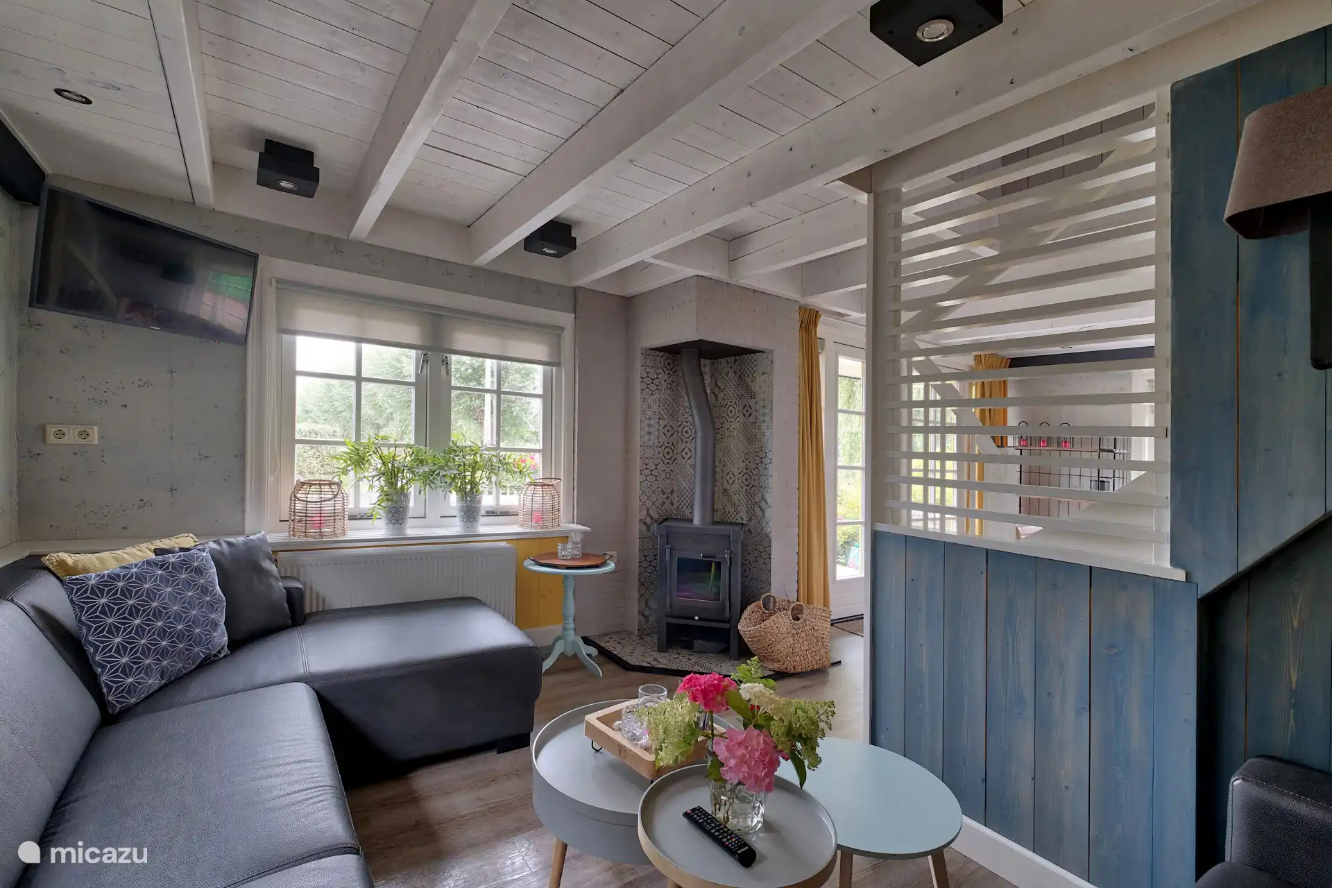 Binnen vind je een gezellige sfeer met een houtkachel en een ruime loungebank voor ontspannen avonden.