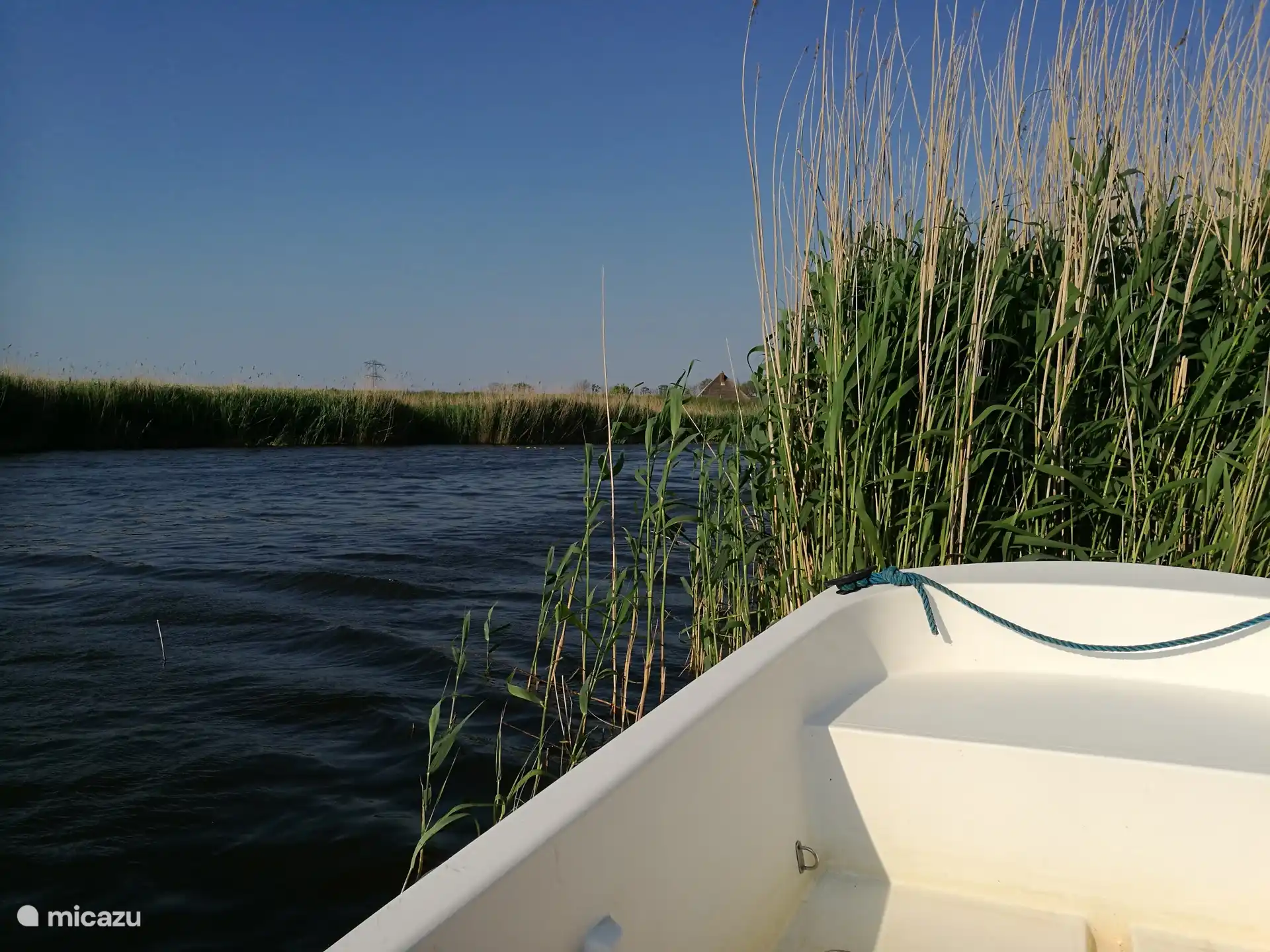 Je privéterras aan het water, compleet met een steiger en een klein bootje